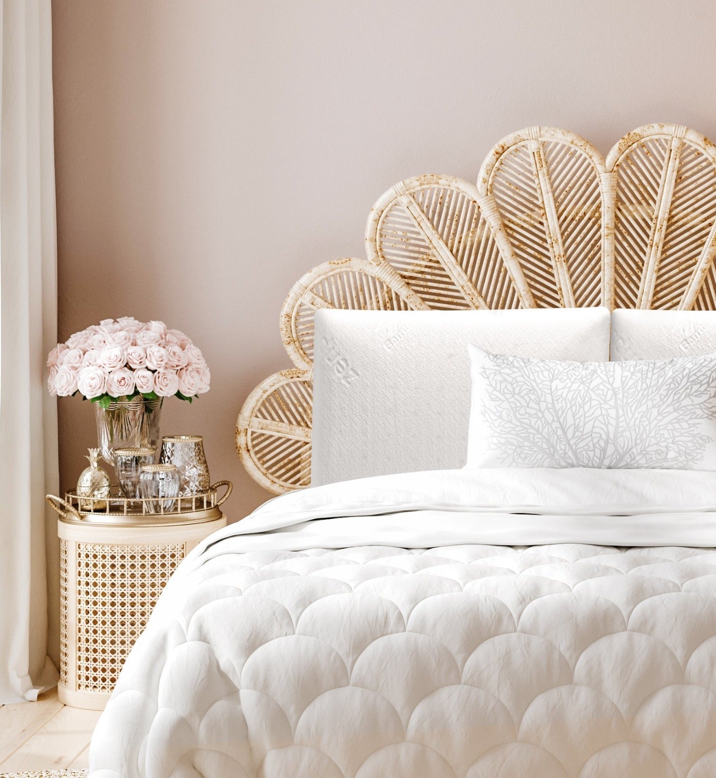 Personne sportive s'étirant sur un matelas Zenpur, illustrant la récupération musculaire grâce au sommeil.