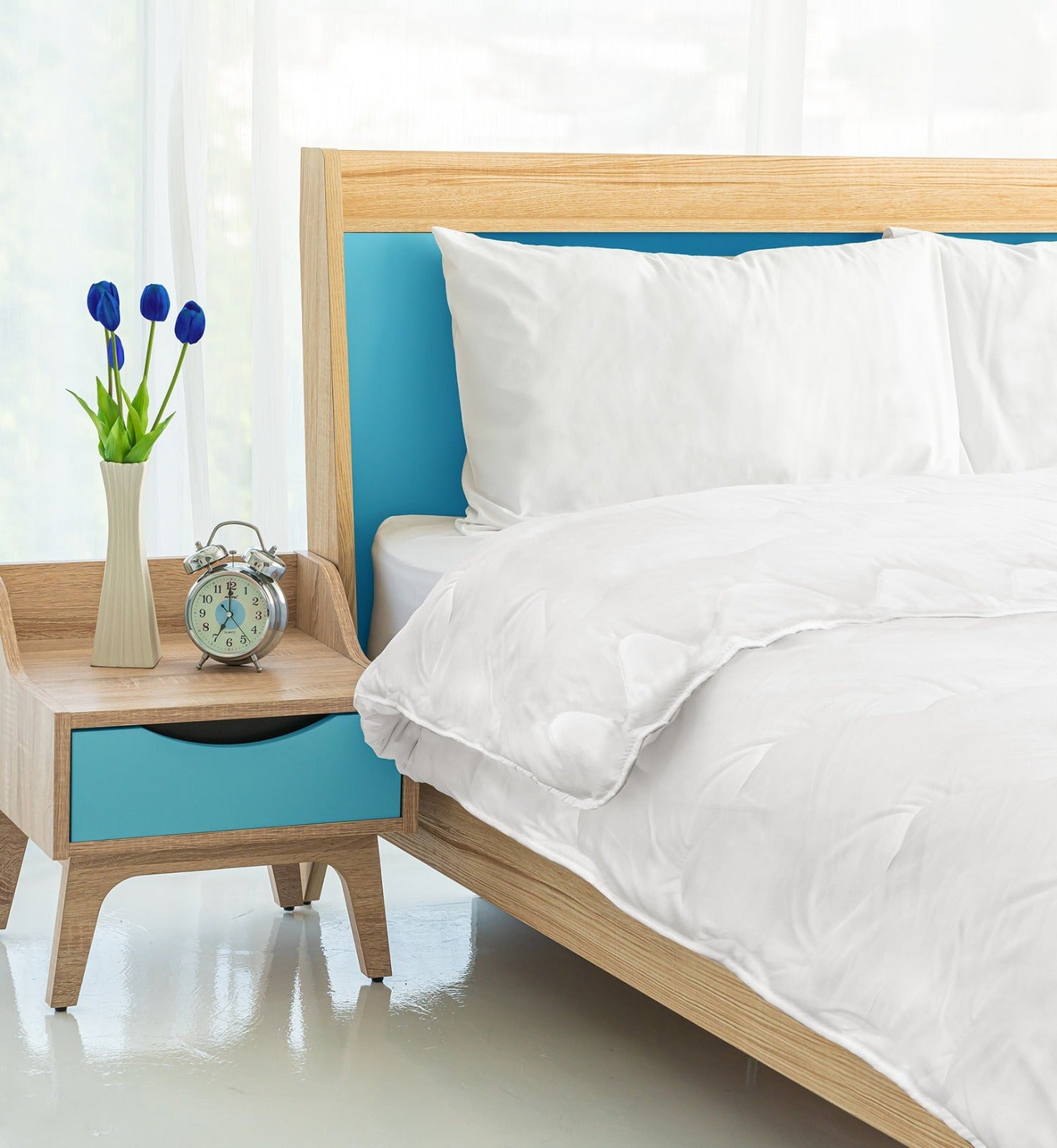 Couette ZenPur Été posée sur un lit moderne pour un confort frais et léger