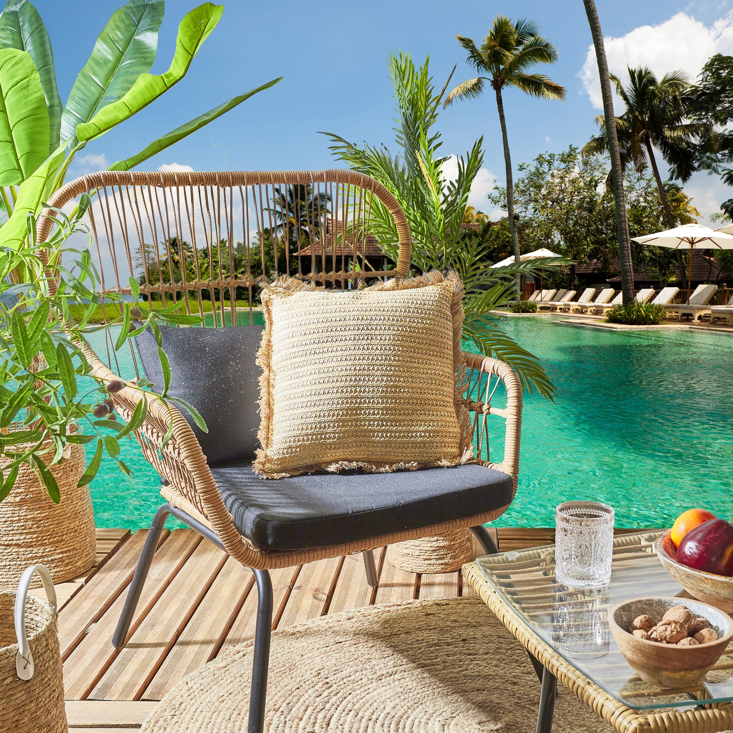 Coussin ZenPur en raphia naturel déhoussable placé autour de la piscine, idéal pour décoration extérieure et confort