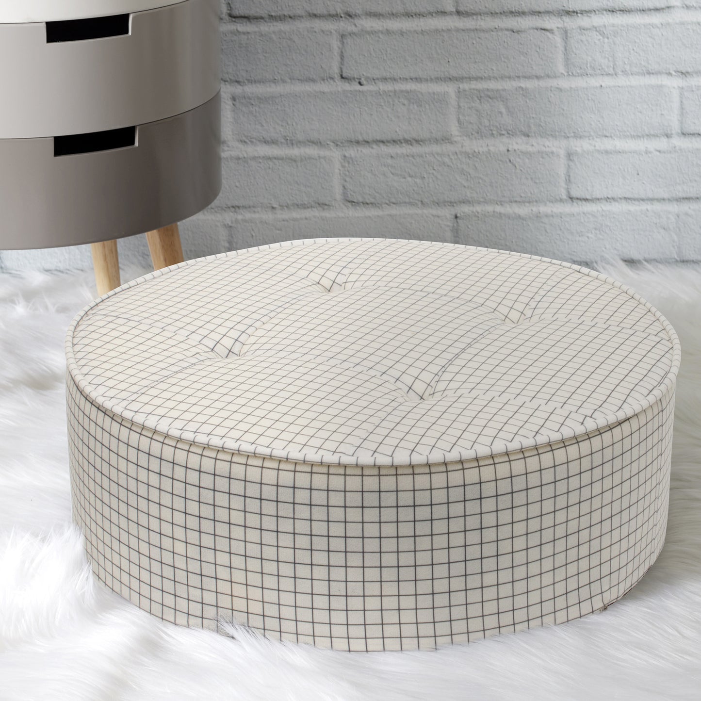 Coussin de sol rond ZenPur à carreaux placé dans un salon moderne pour confort et décoration