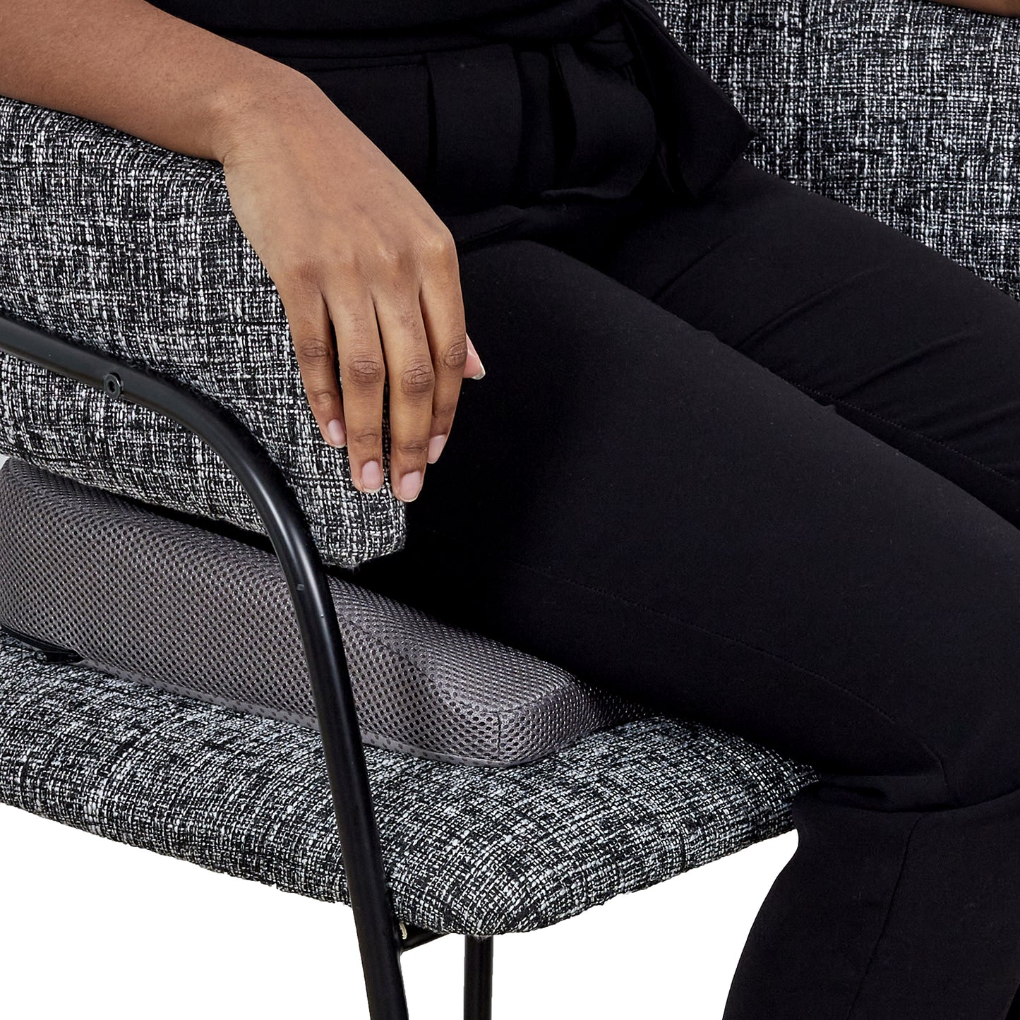 Coussin ergonomique ZenPur placé sur une chaise de bureau pour posture saine