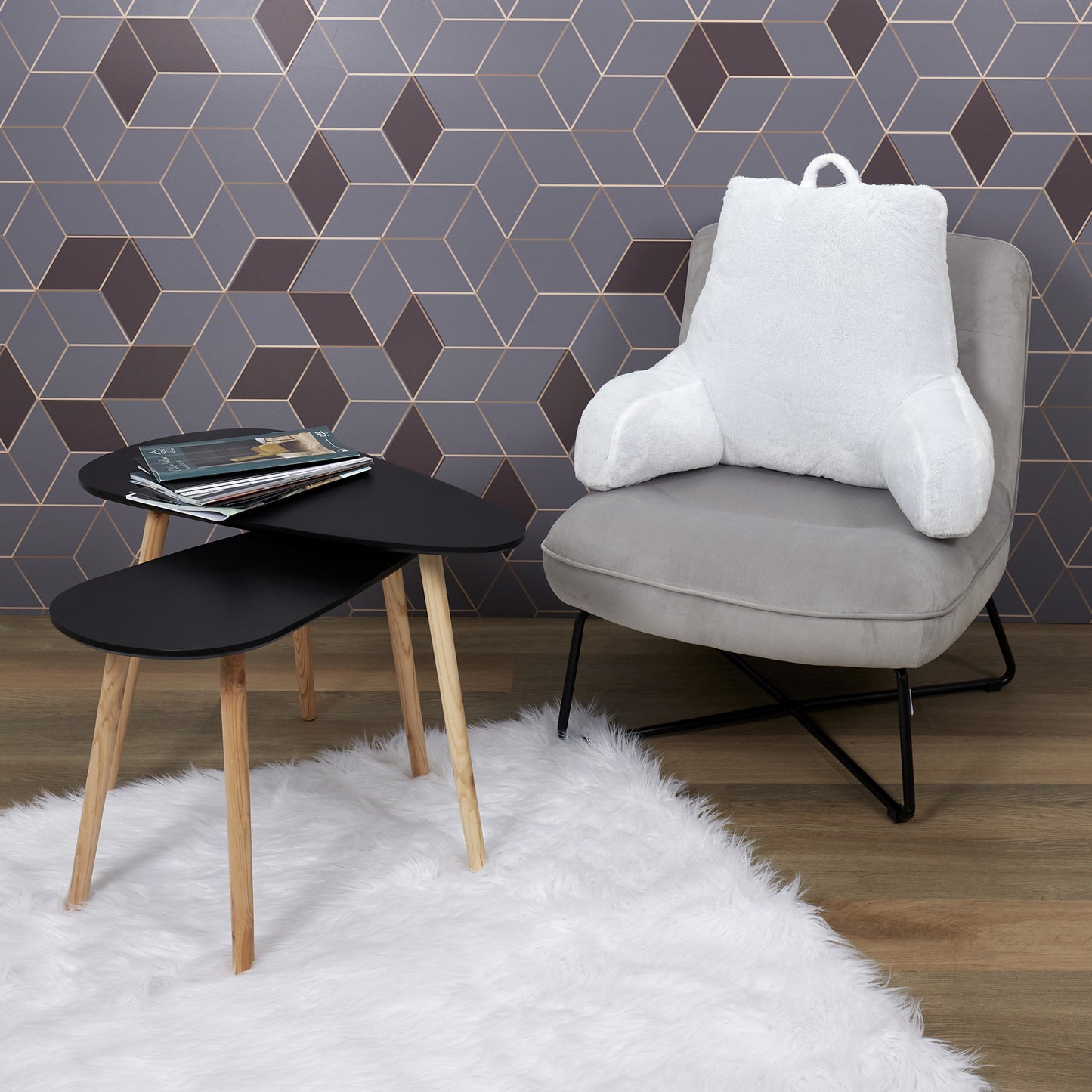 Coussin lombaire ergonomique ZenPur sur chaise, idéal pour lecture et maintien du dos
