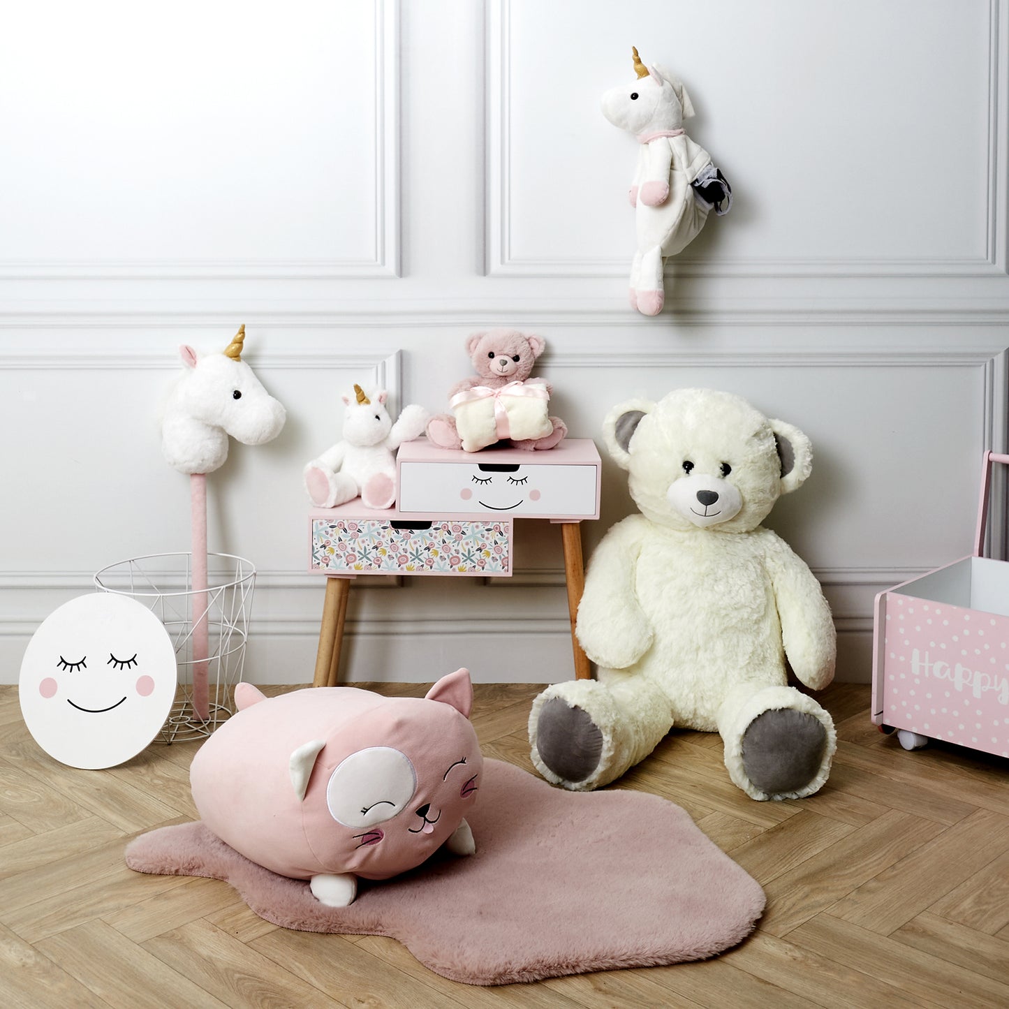 Coussin peluche chat ZenPur placé sur un lit ou canapé pour décoration et confort