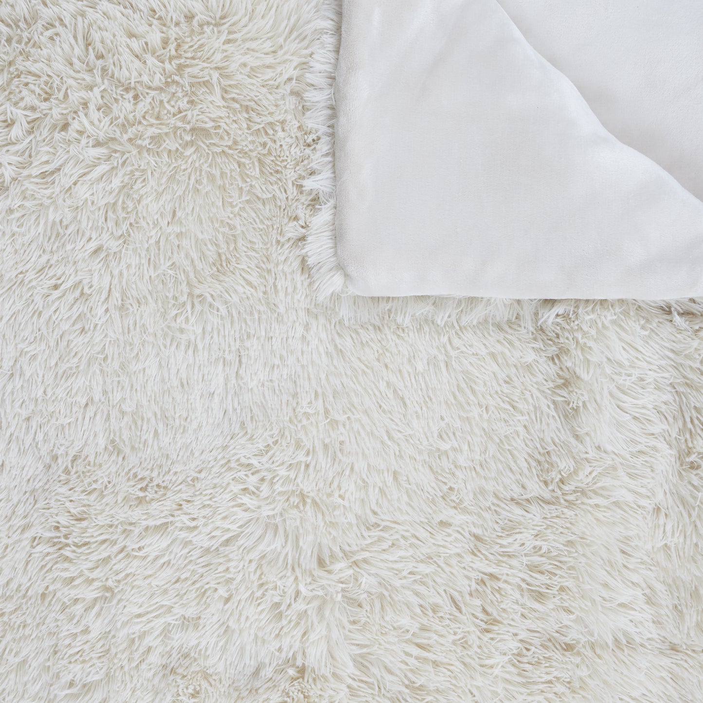 Couvre-lit poils longs beige 220x240 cm plié ZenPur, rangement pratique et couverture confortable