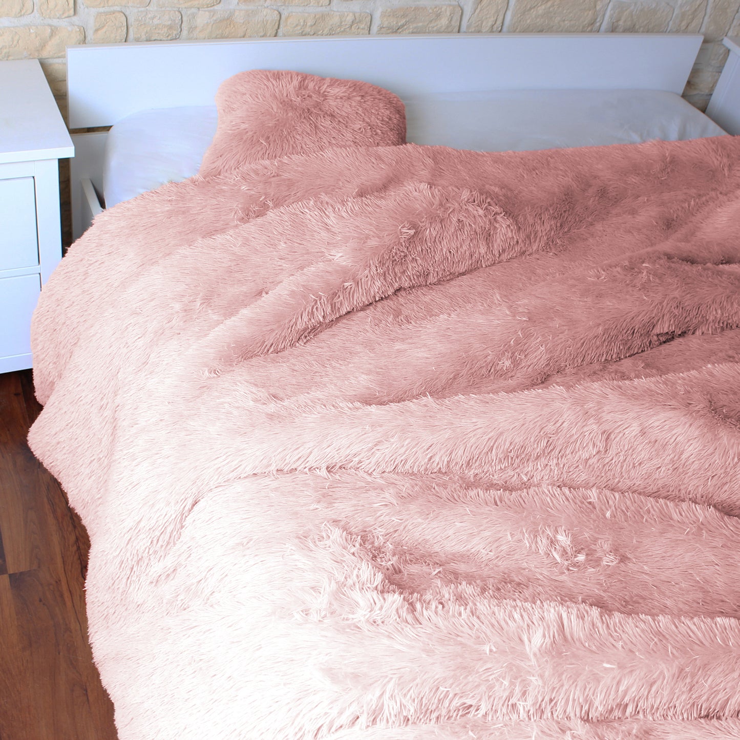 Couvre-lit rose en peluche à poils longs ZenPur, habillage élégant et cosy pour chambre moderne