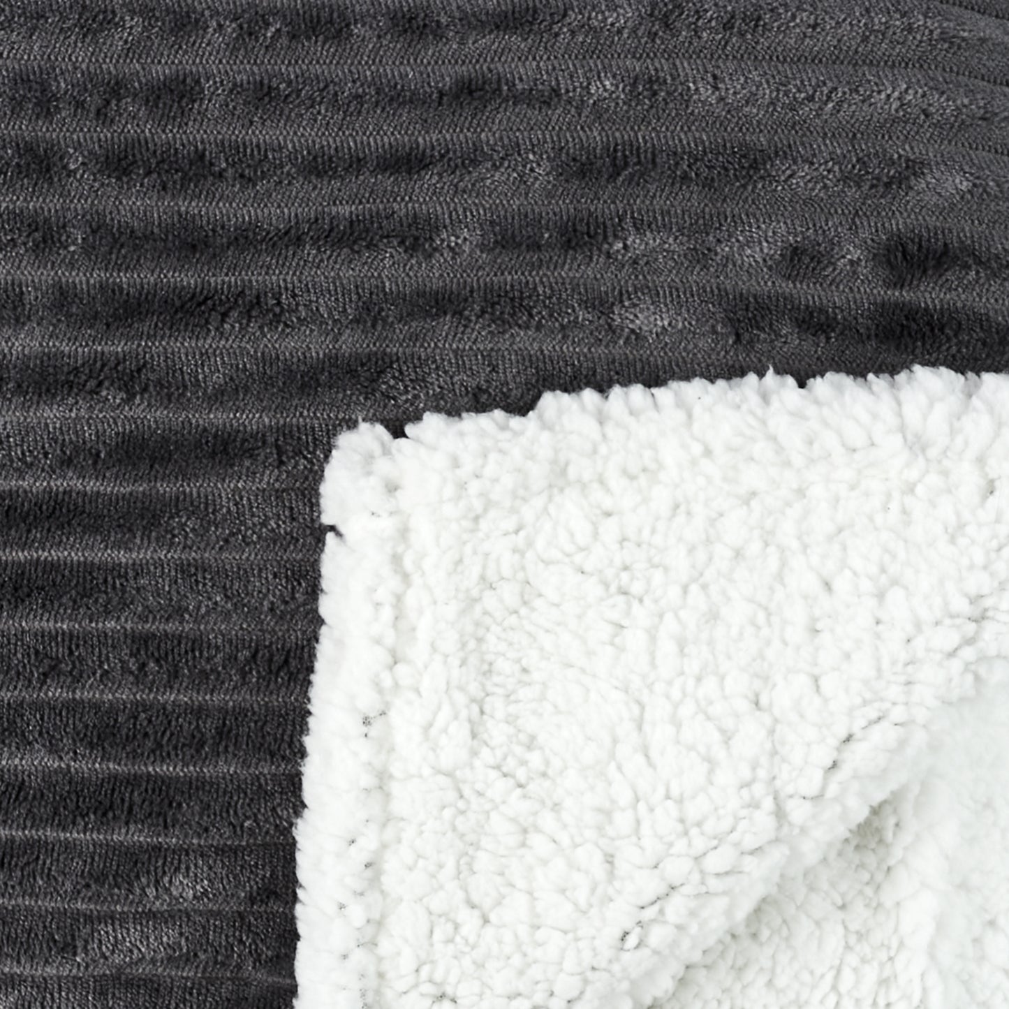Détail de la flanelle côtelée et du Sherpa du plaid ZenPur, texture moelleuse et chaleureuse