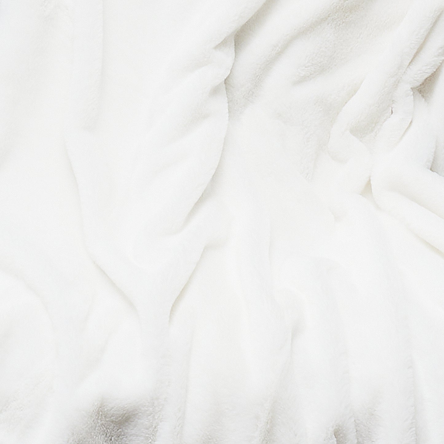 Détail de la texture en imitation fourrure écru du plaid ZenPur, doux et luxueux