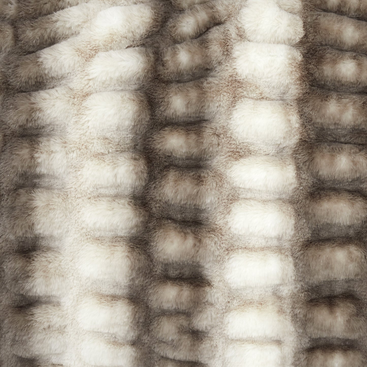 Détail de la texture en imitation fourrure du plaid ZenPur Luxury, douce et luxueuse