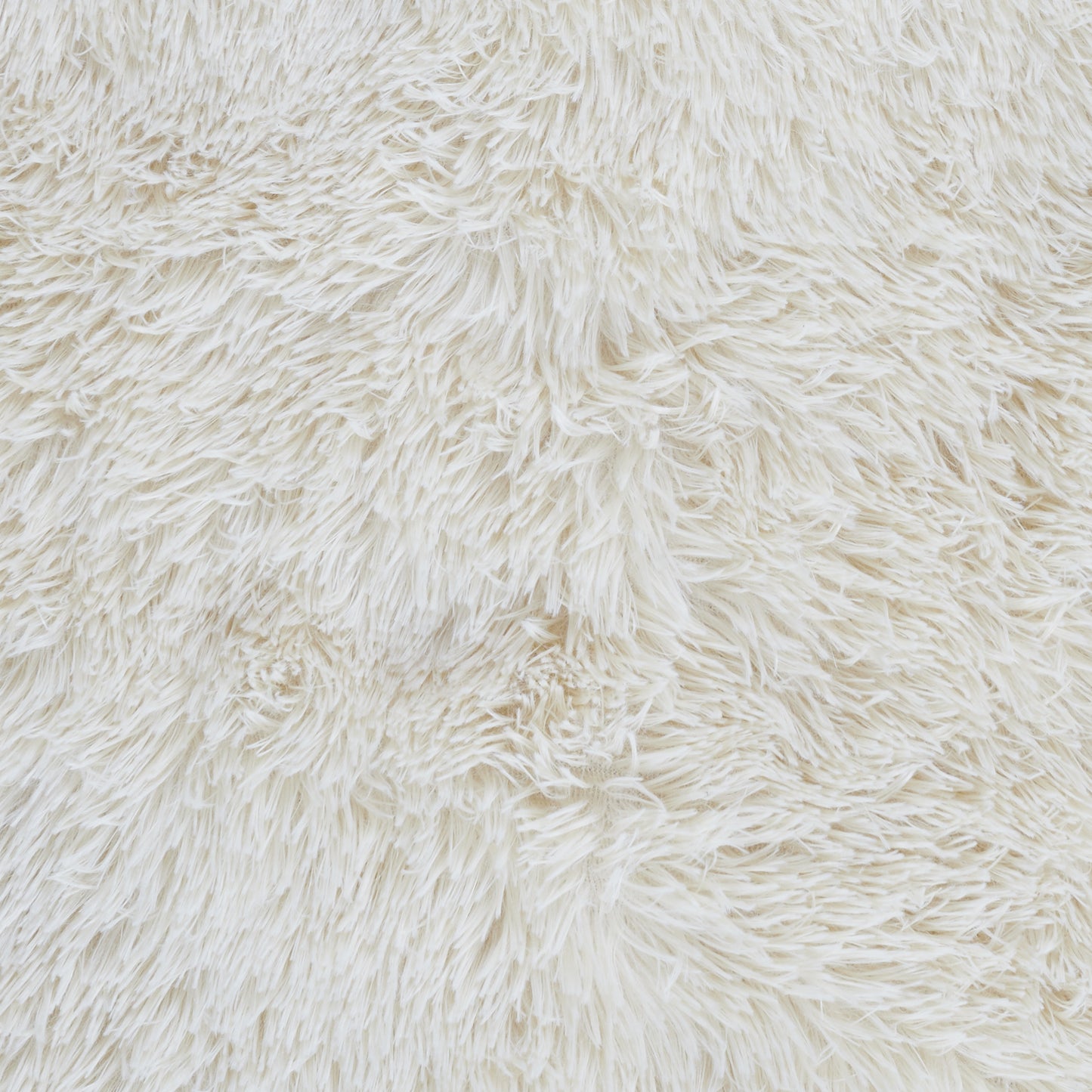 Détail du couvre-lit poils longs beige ZenPur, fibres douces et moelleuses pour confort optimal