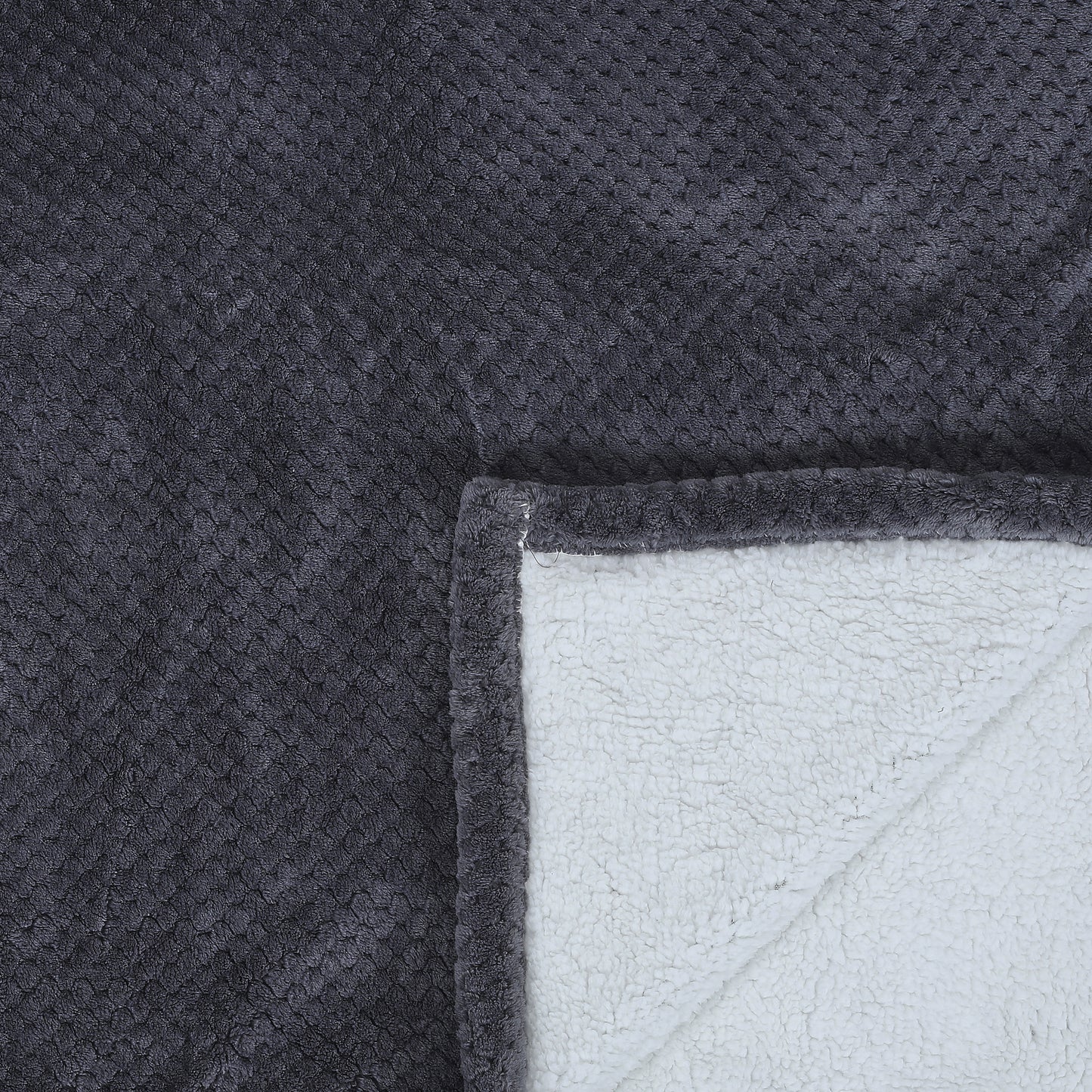 Détail du plaid XXL Nid d’Abeille Gris Sherpa ZenPur, tissu doux et moelleux pour confort optimal