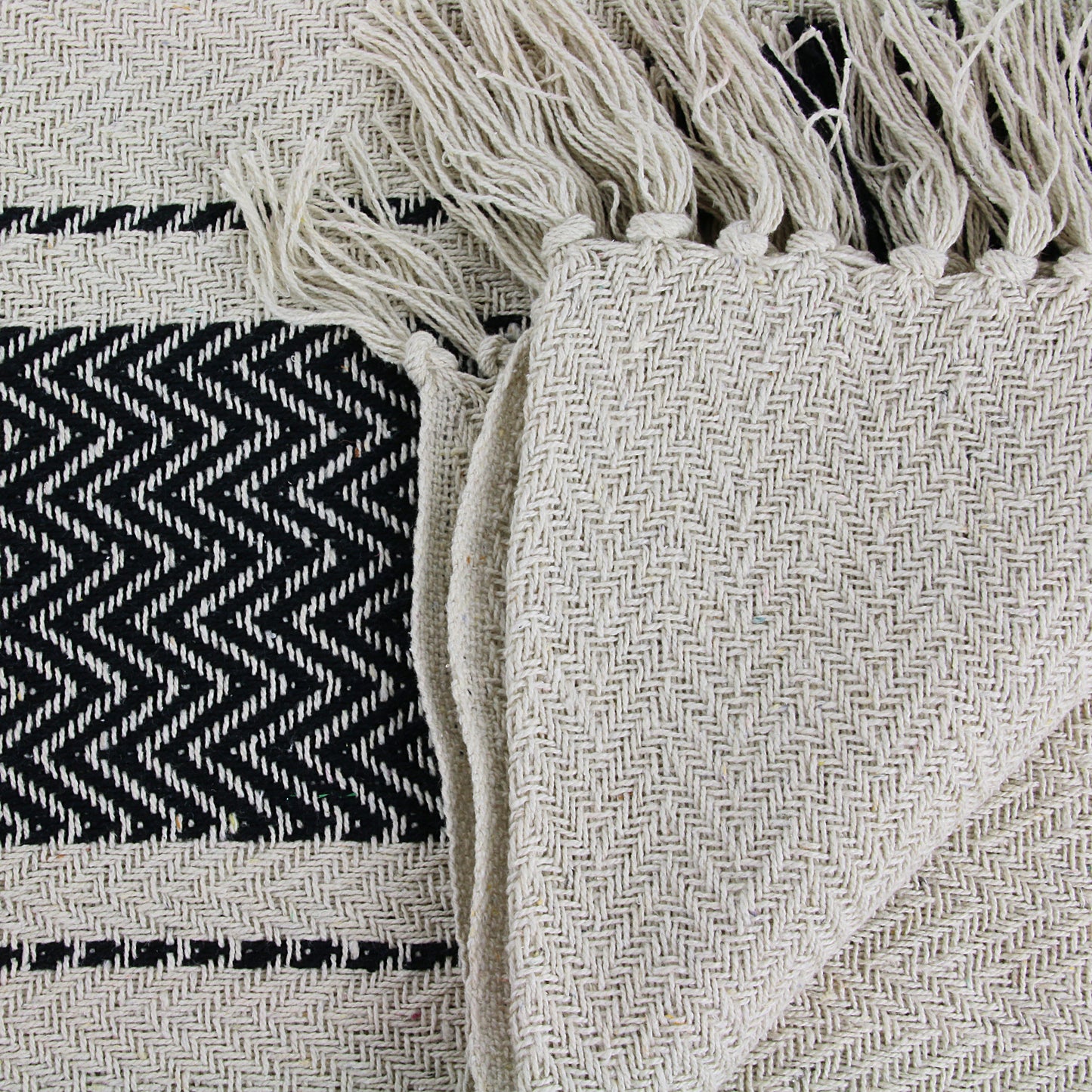 Détail du plaid berbère à rayures, tissage artisanal authentique et confortable