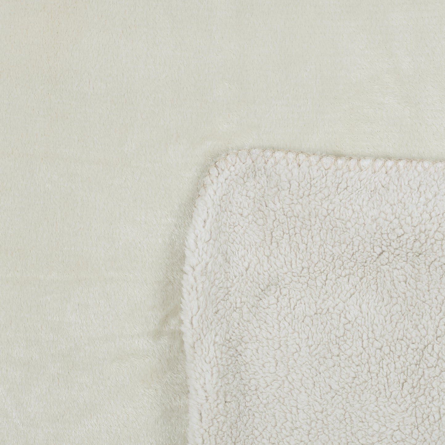 Détail du plaid en flanelle et Sherpa beige ZenPur, texture douce et moelleuse pour confort optimal