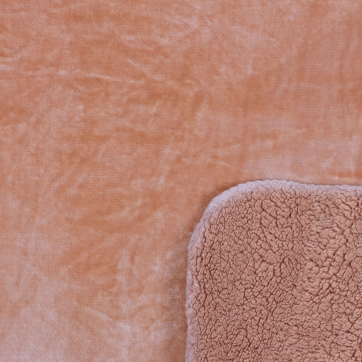 Détail du plaid flanelle et Sherpa couleur pêche ZenPur, texture douce et moelleuse pour confort optimal