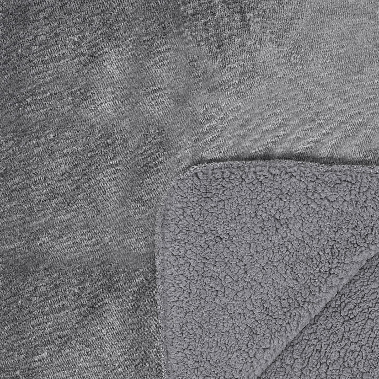 Détail du plaid flanelle et Sherpa gris élégant ZenPur, texture douce et moelleuse pour confort optimal
