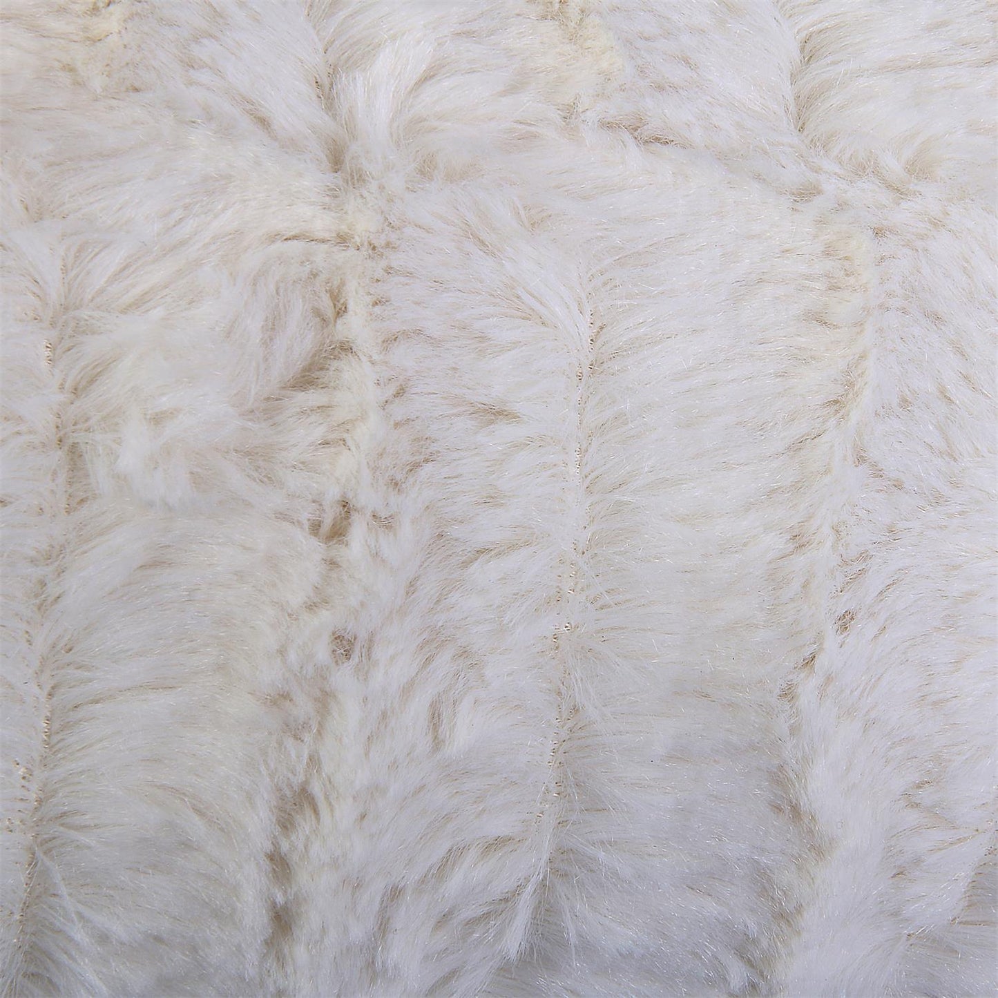 Détail du tissu en imitation fourrure du plaid ZenPur blanc luxueux, toucher doux et confortable