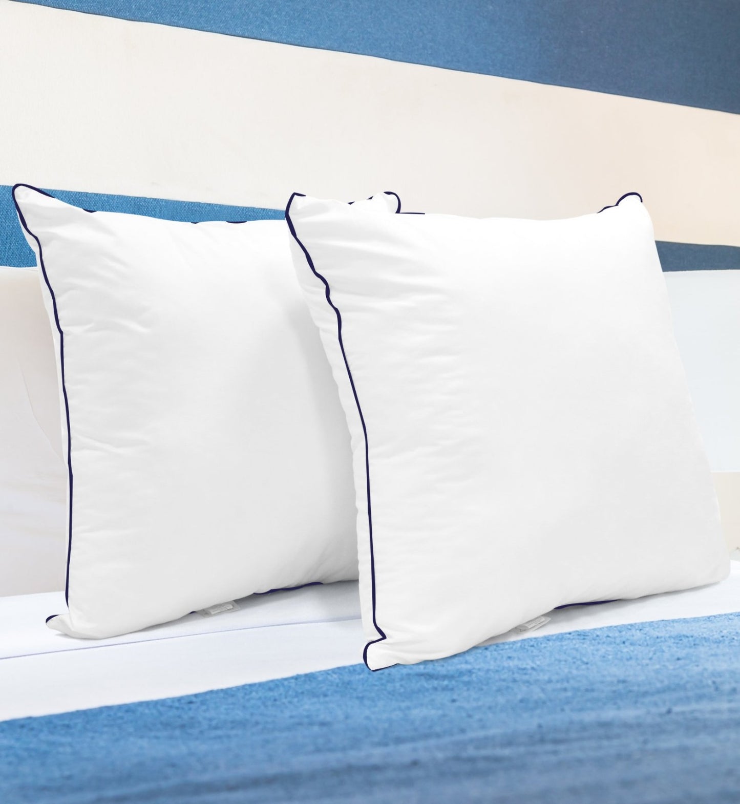 Oreillers ZenPur en microfibre posés sur un lit moderne pour un confort optimal