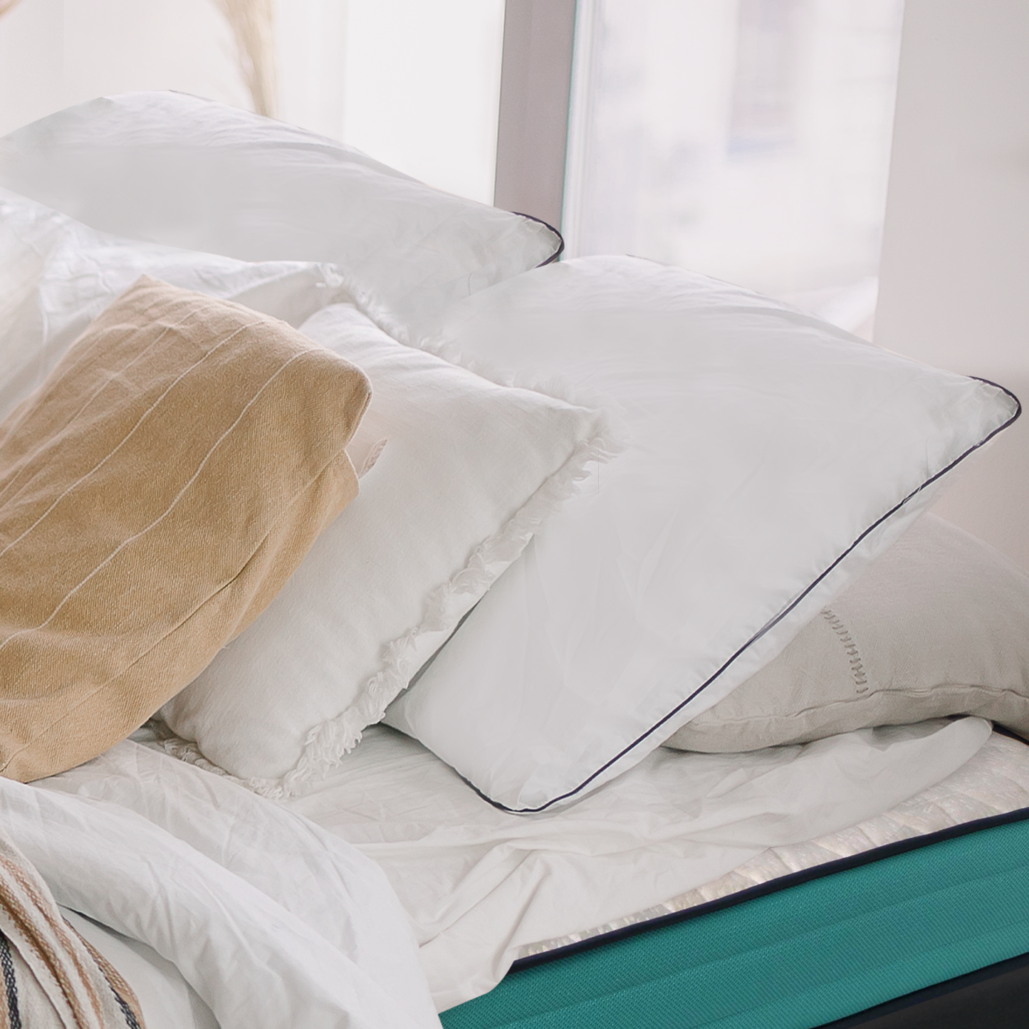 Oreillers ZenPur en microfibre posés sur un lit moderne pour un confort optimal