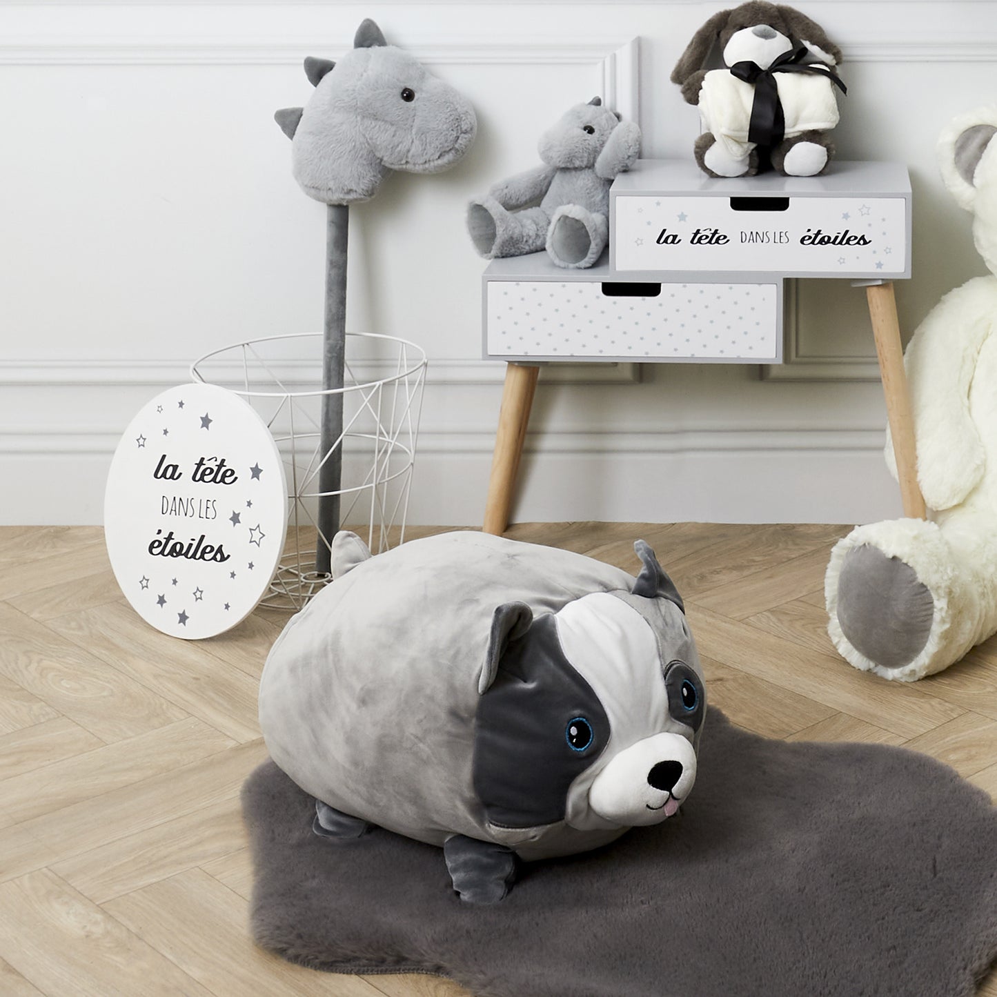 Peluche coussin chien ZenPur placée sur un lit pour décoration et confort