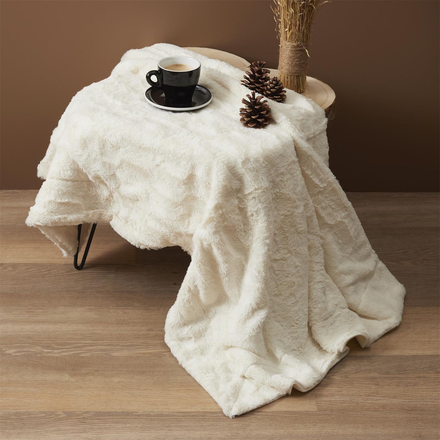 Plaid ZenPur blanc luxueux en imitation fourrure avec anse, présenté en studio sur fond neutre pour mettre en valeur texture et design -2