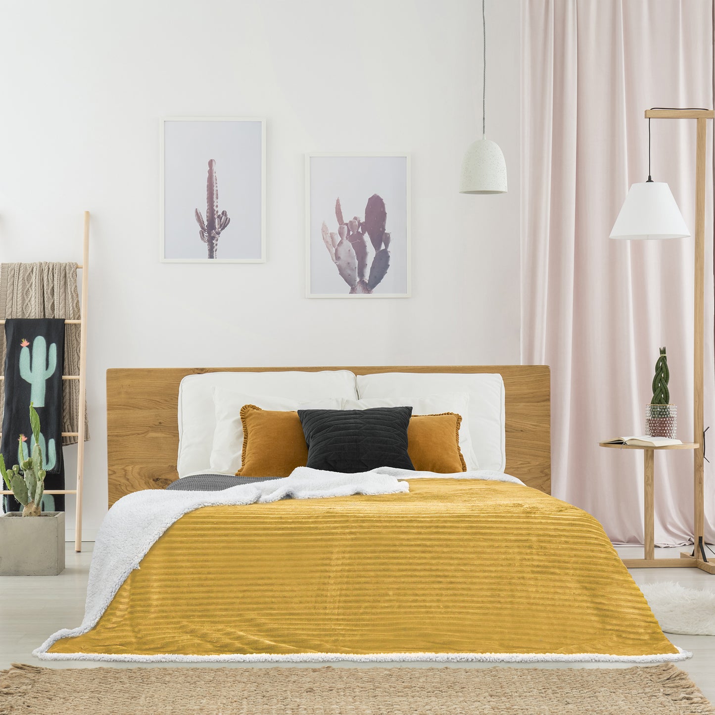 Plaid ZenPur en flanelle côtelée et Sherpa moutarde posé sur un canapé moderne pour confort et décoration