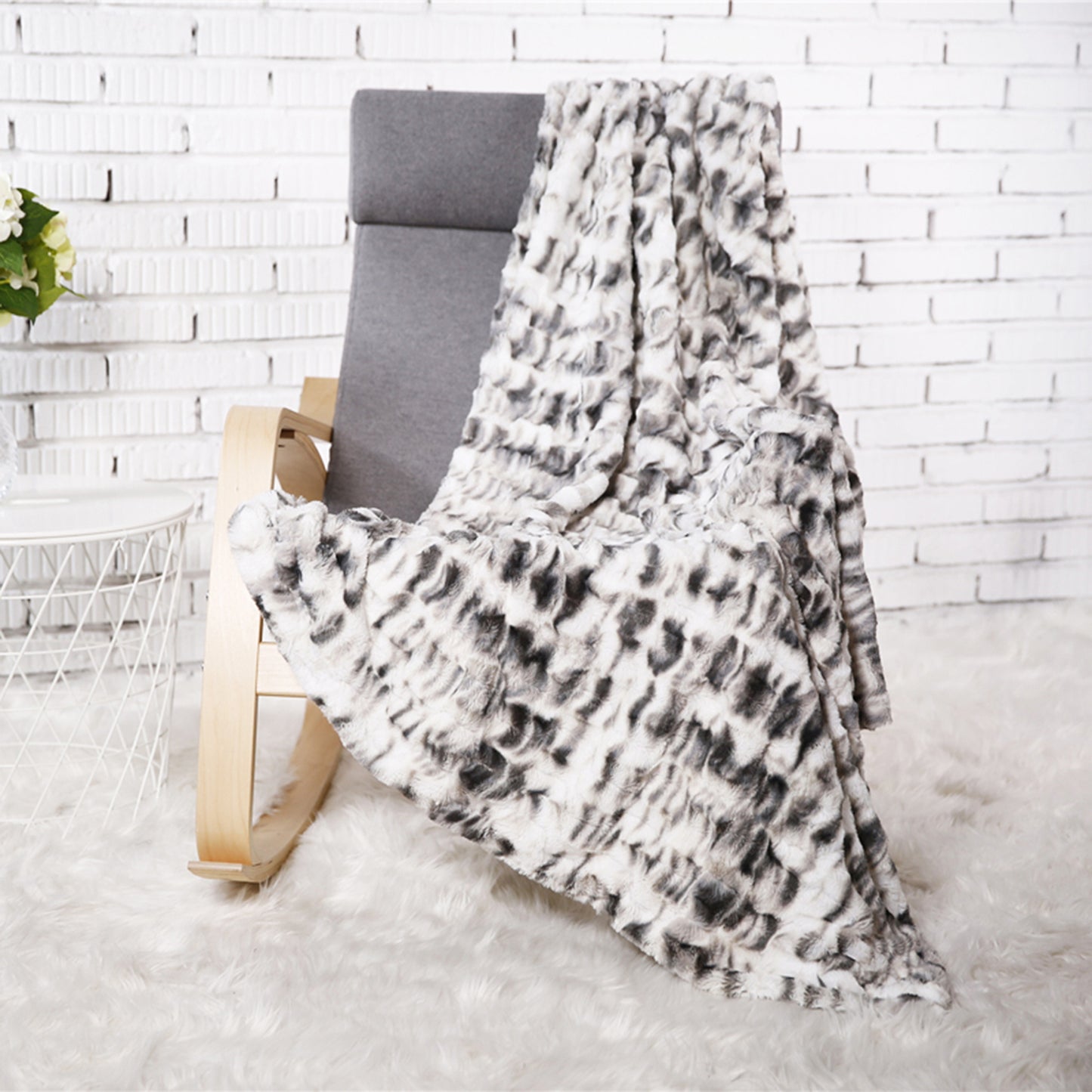 Plaid ZenPur en imitation fourrure ombre, idéal pour se réchauffer et apporter style au salon ou à la chambre
