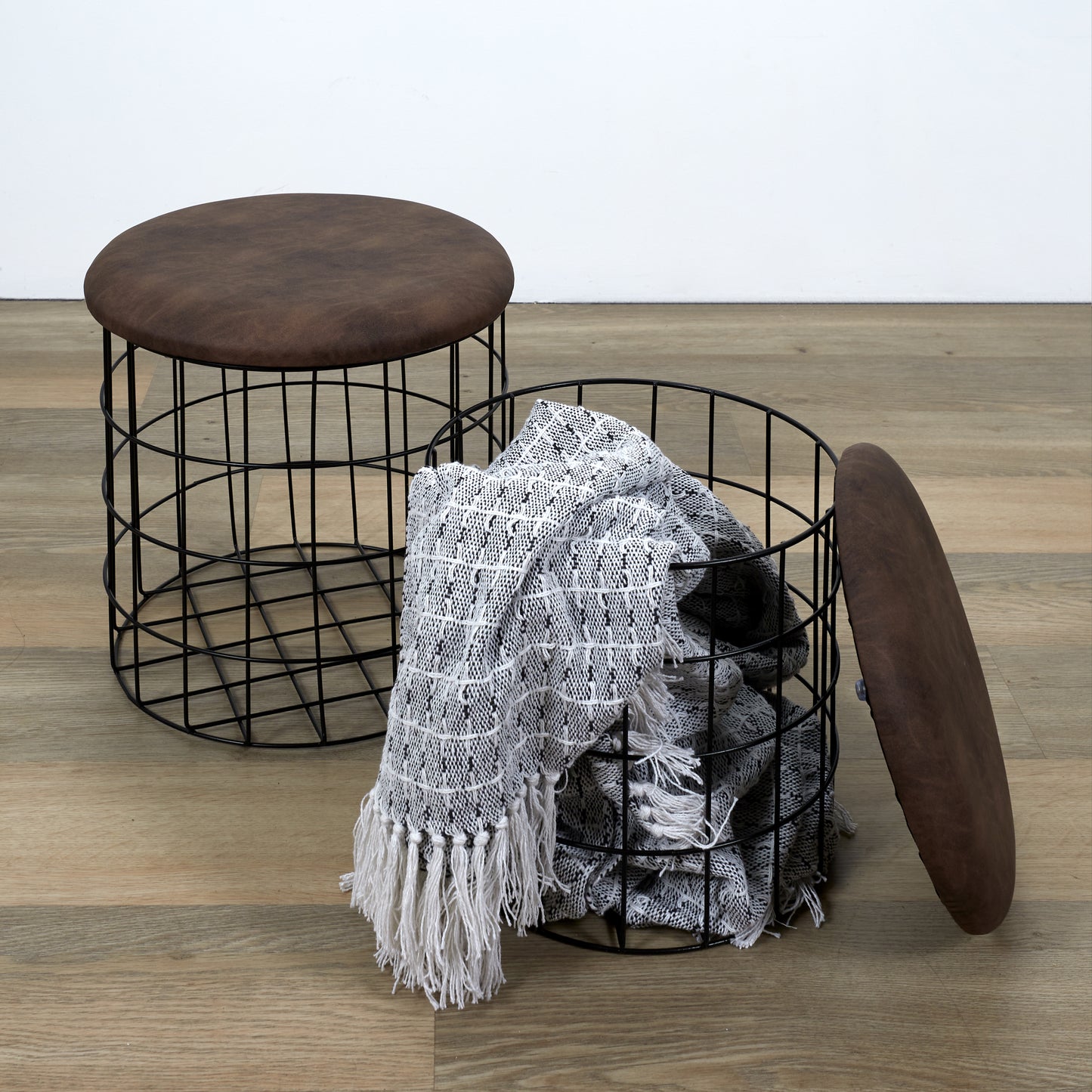 Plaid artisanal ethnique à motif pointillé plié, jeté de canapé décoratif