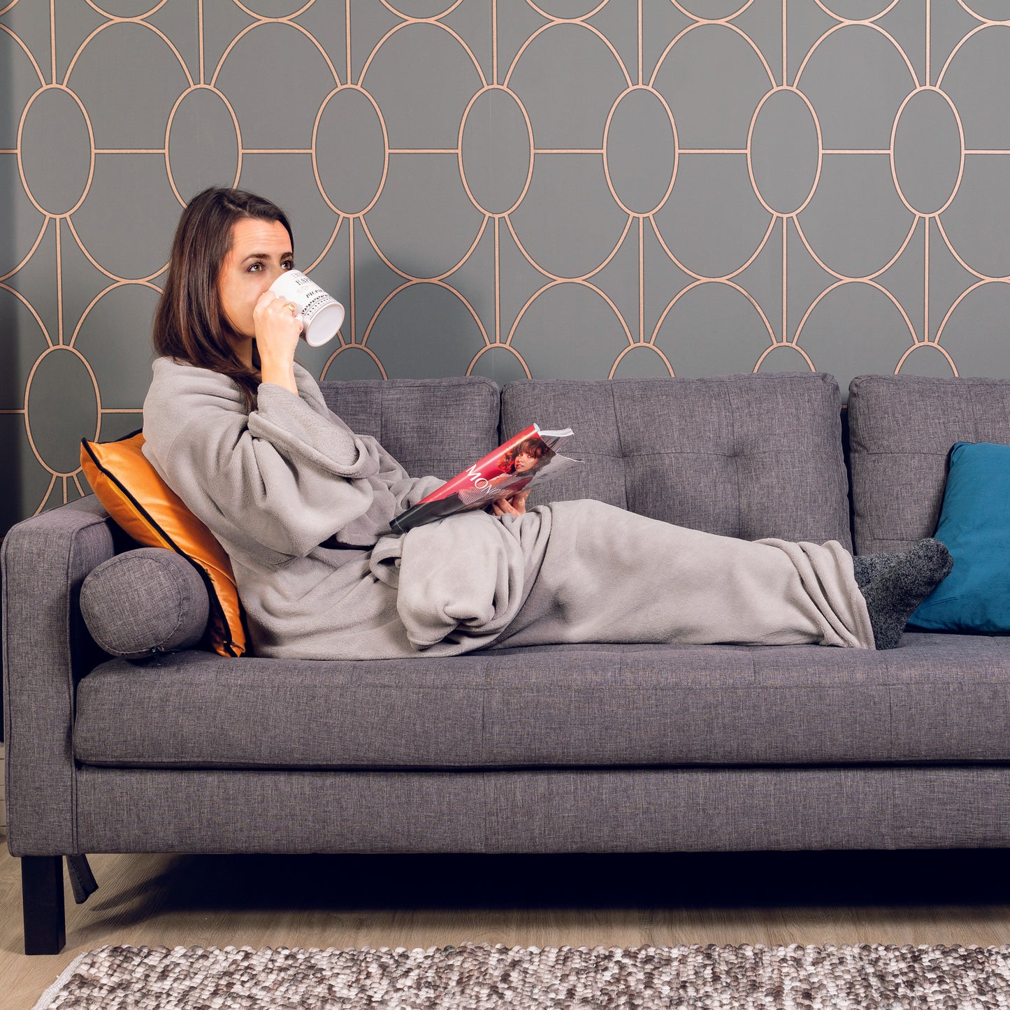 Plaid gris à manches porté par une fille, confort maximal pour lecture, télé ou relaxation
