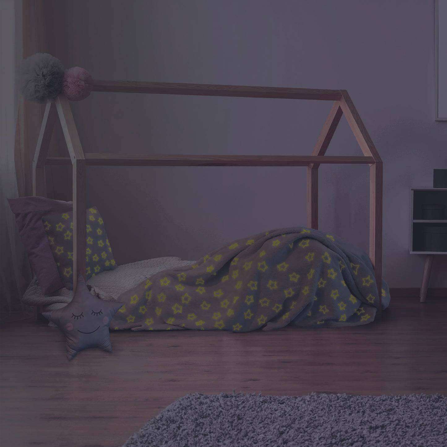 Plaid phosphorescent ZenPur étoile sur lit, crée une ambiance cosy et magique