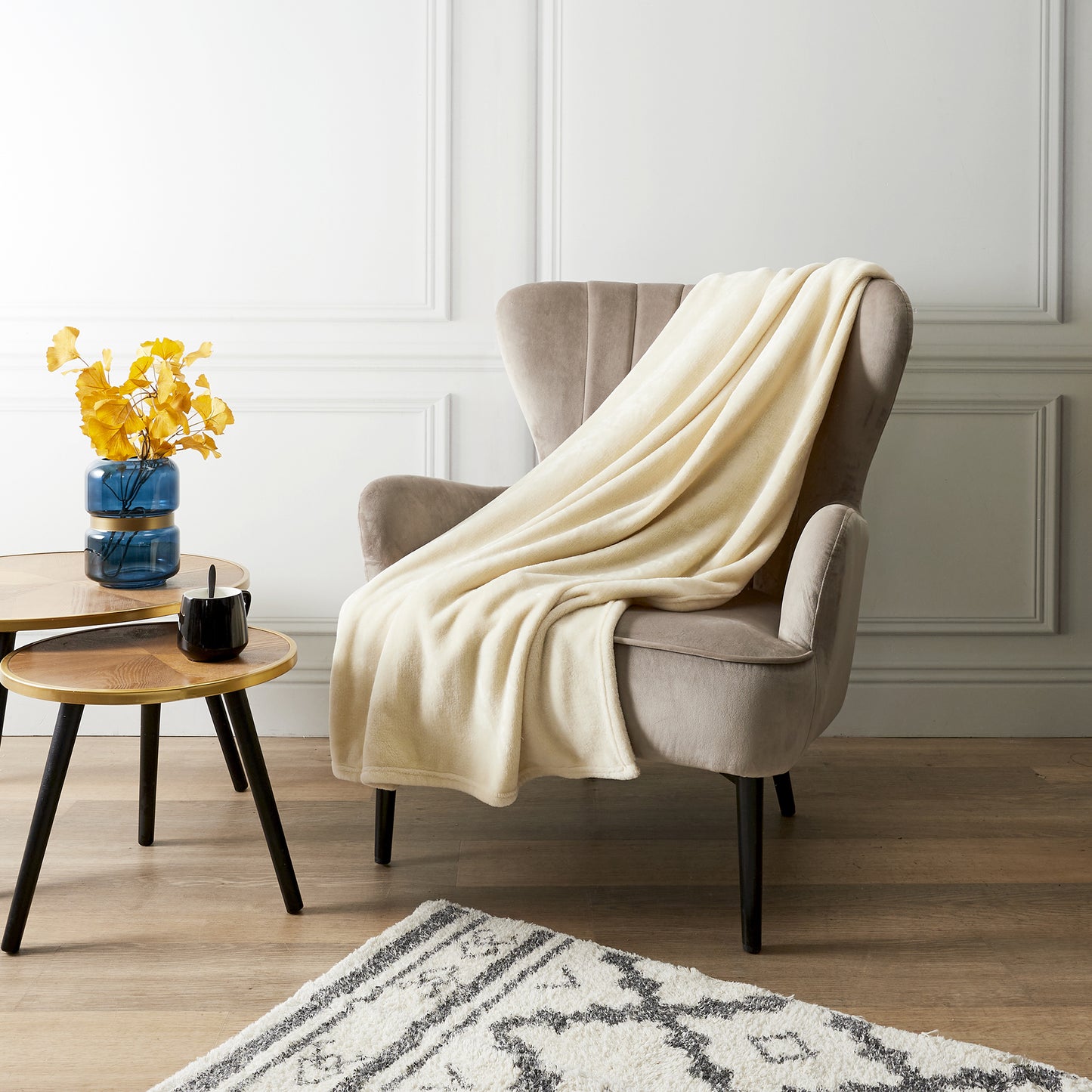 Plaid pochon en flanelle écru ZenPur posé sur une chaise ou fauteuil, couverture douce et cosy pour détente