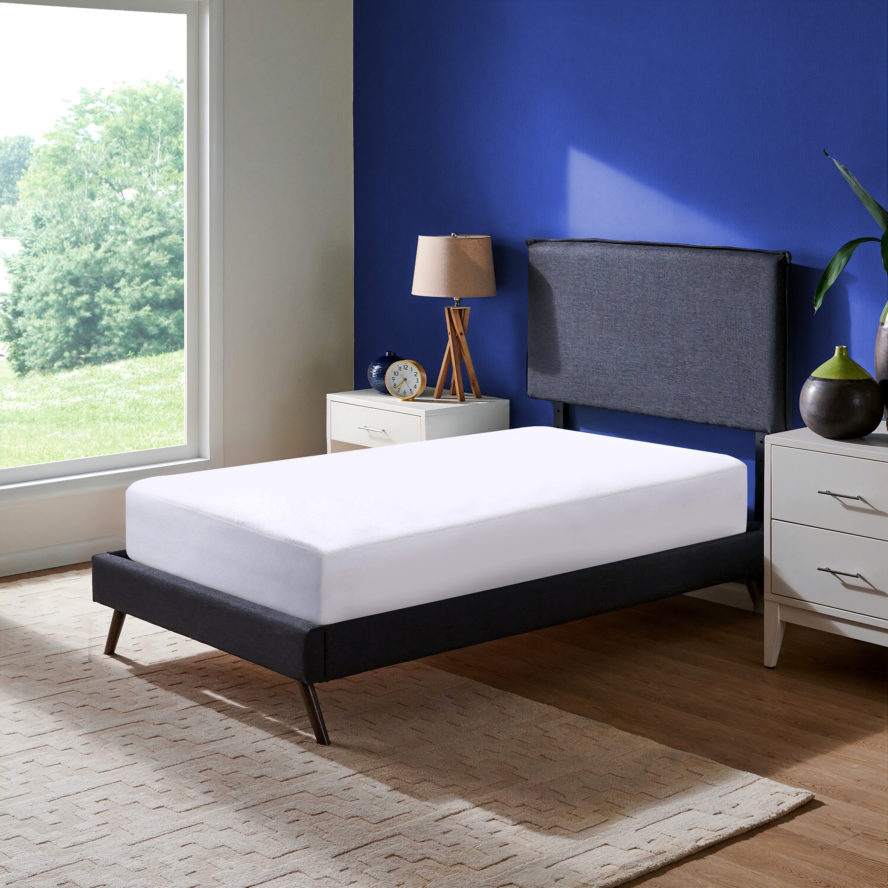 Protège-matelas ZenPur posé sur un lit, offrant protection et confort optimal