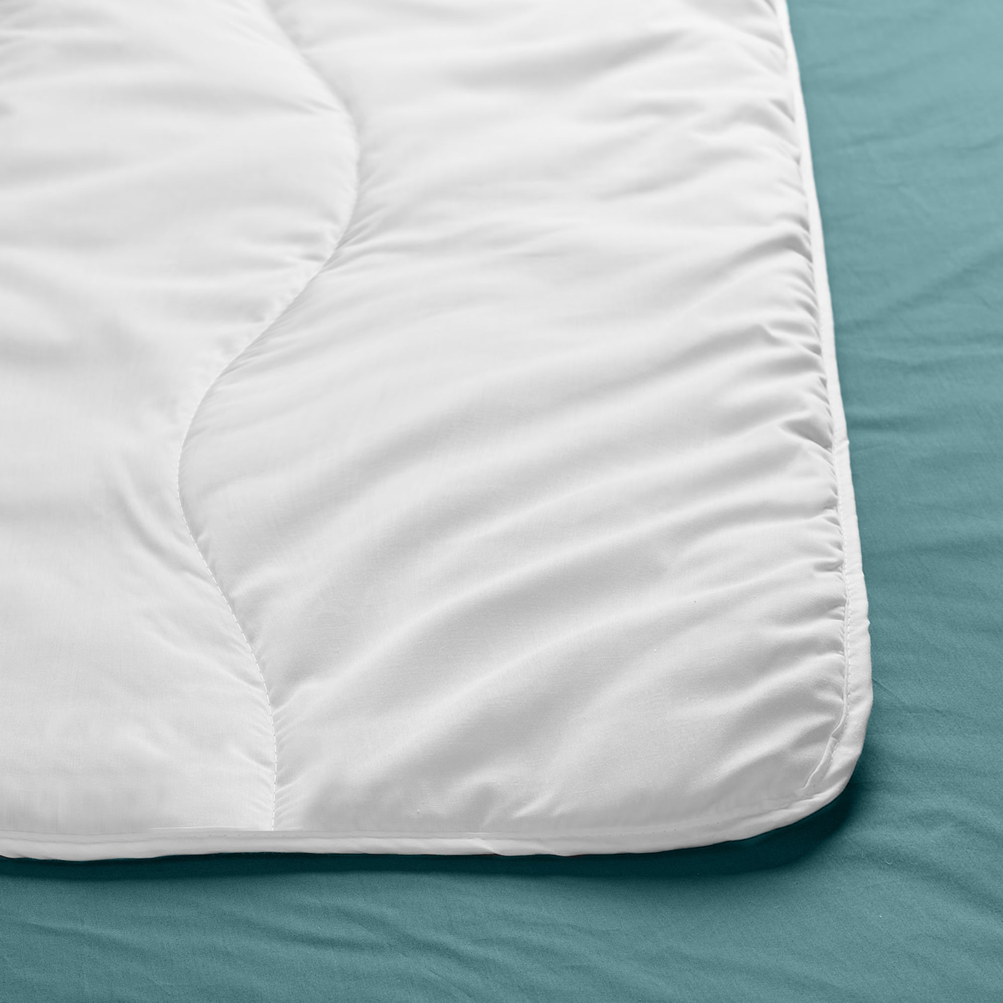 Vue latérale de la couette ZenPur 4 saisons avec coutures résistantes et finition premium