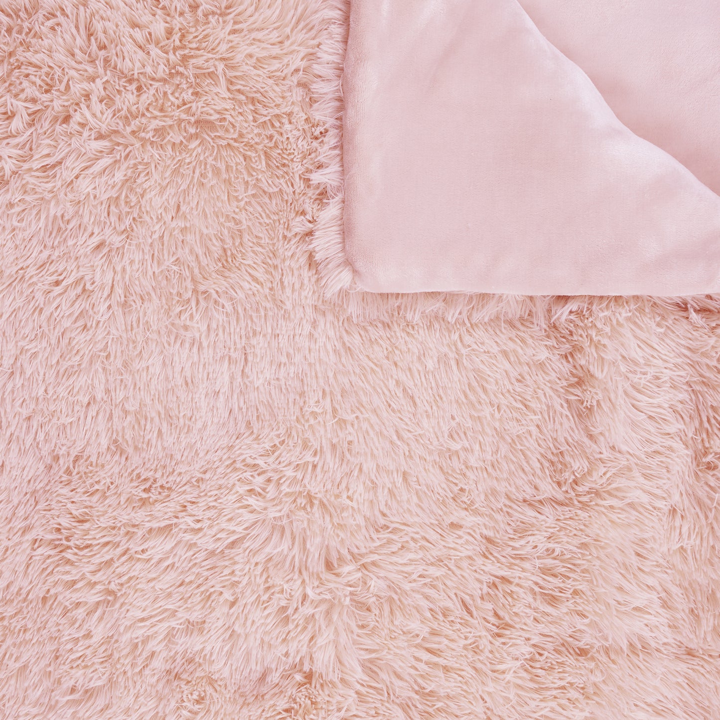 Vue latérale du couvre-lit en peluche à poils longs rose ZenPur, volume généreux et design raffiné