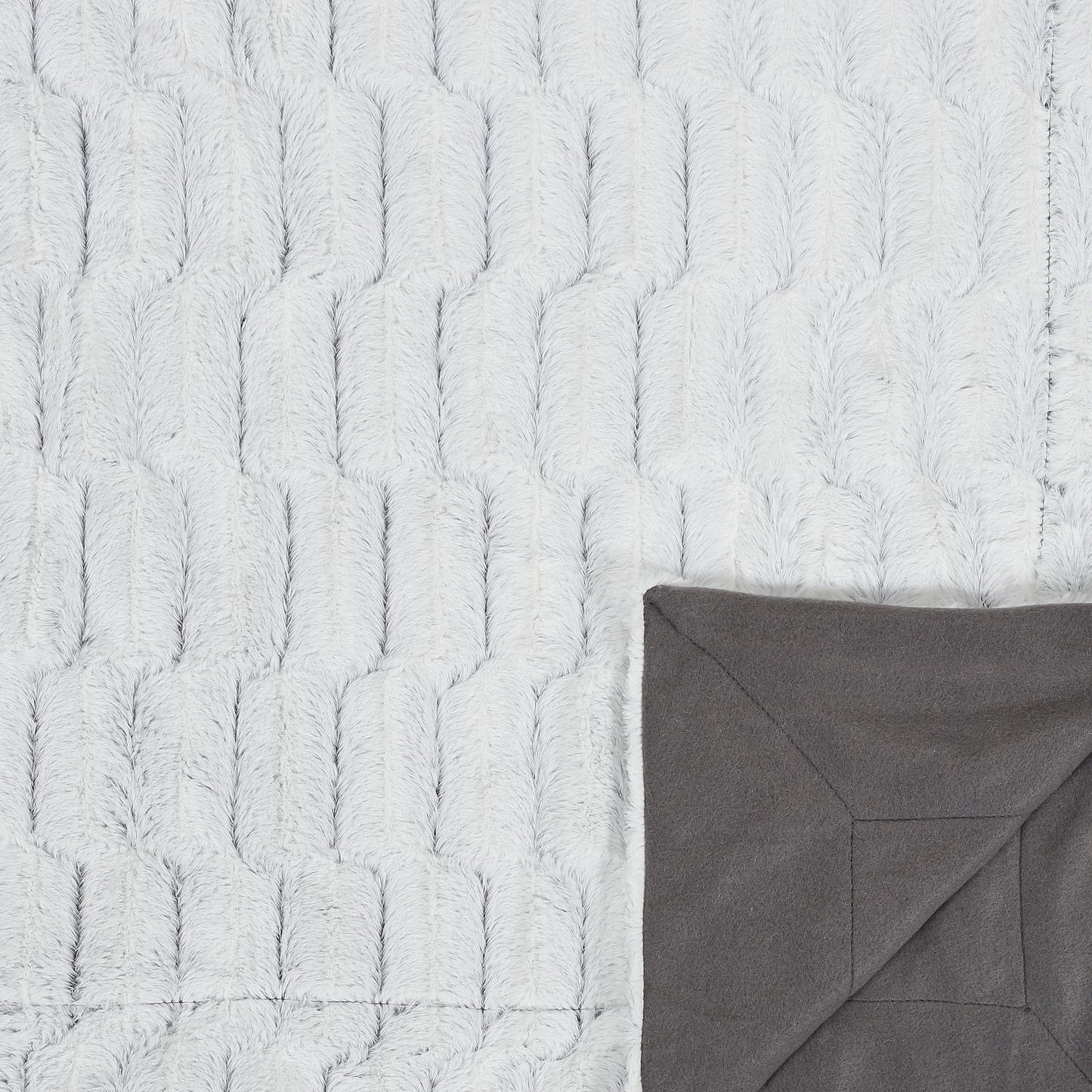 Vue latérale du plaid ZenPur à carreaux en imitation fourrure, texture moelleuse et finition soignée