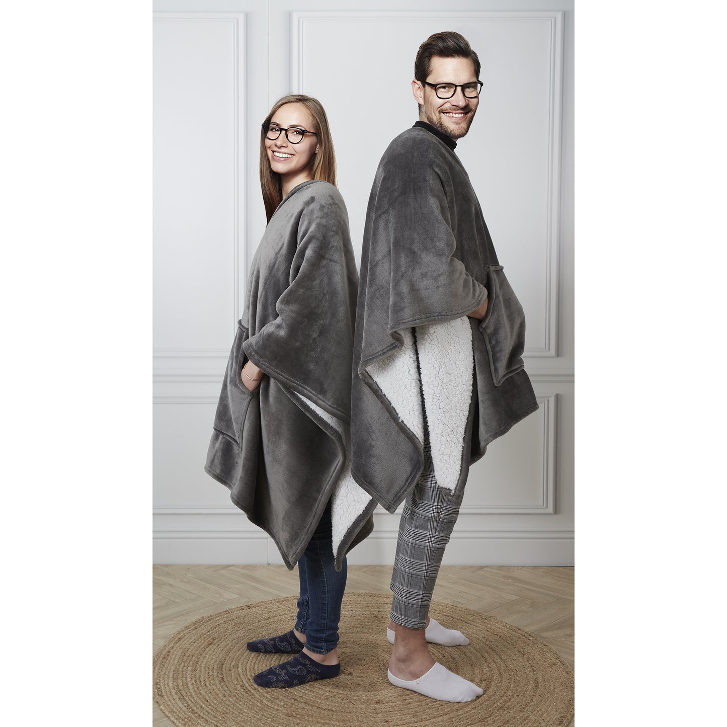 Vue latérale du plaid poncho ZenPur gris, coupe ample et finition soignée