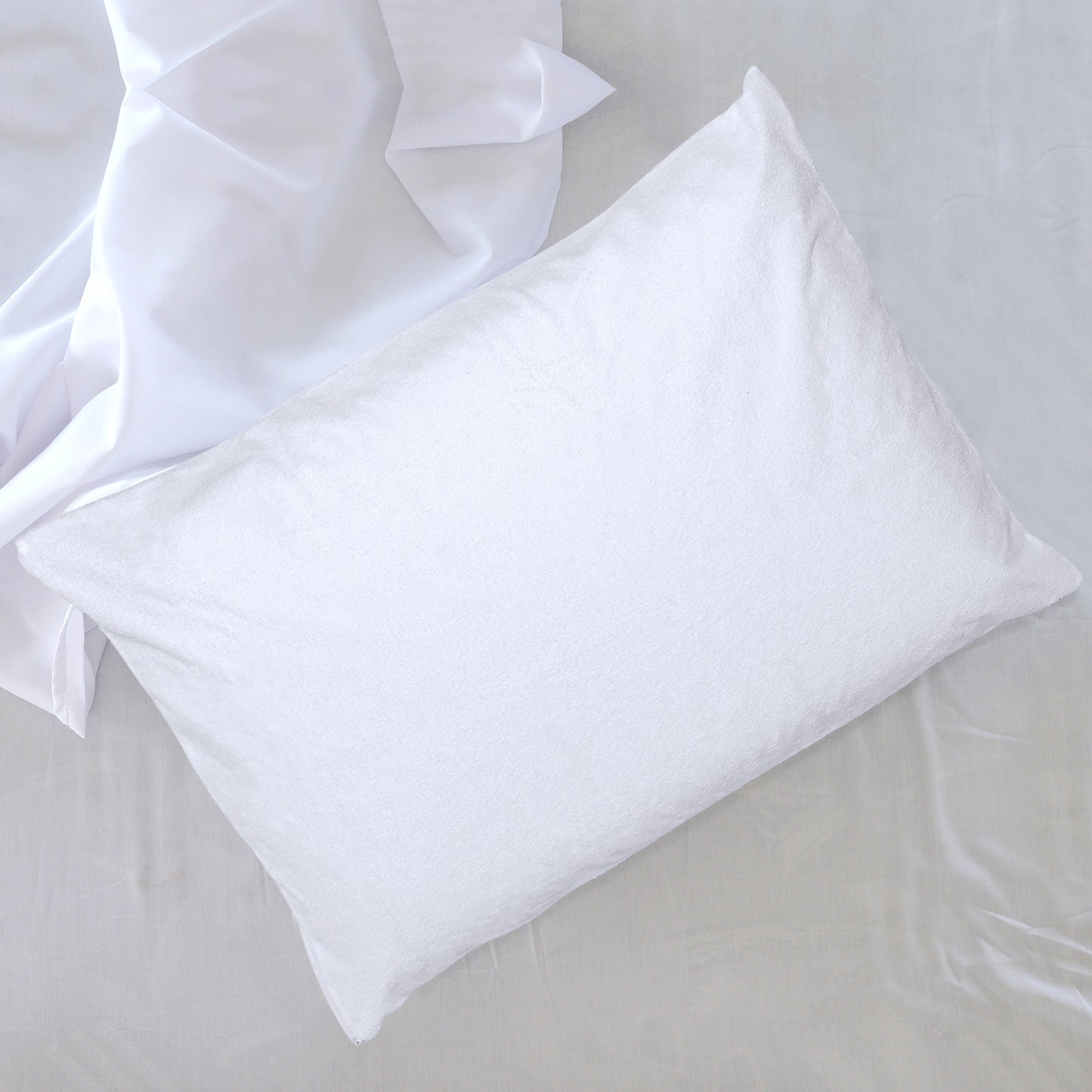 Détail du tissu imperméable et hypoallergénique du protège-oreiller ZenPur