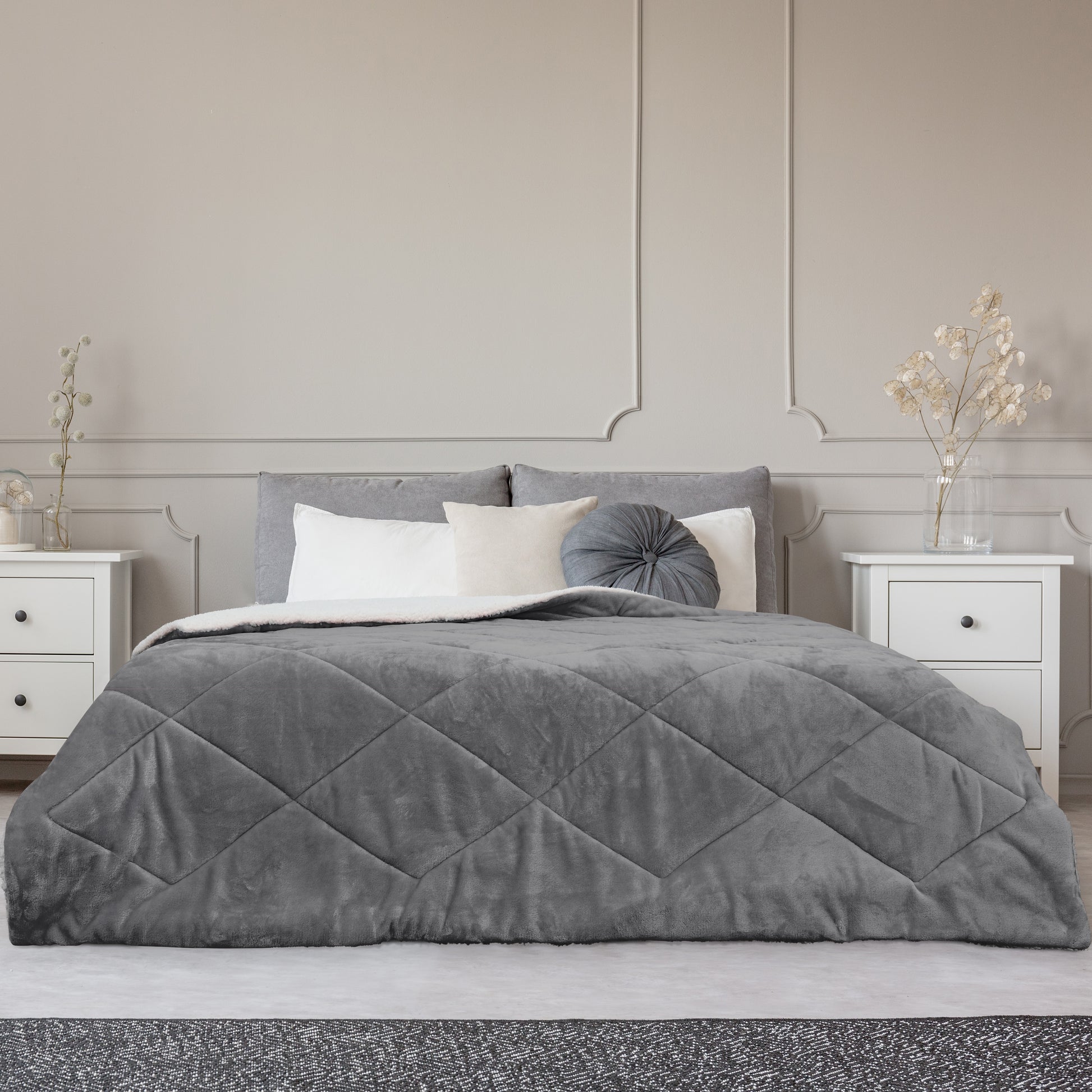 Couvre-lit ZenPur en flanelle Sherpa posé sur un lit moderne pour une chambre cosy et élégante