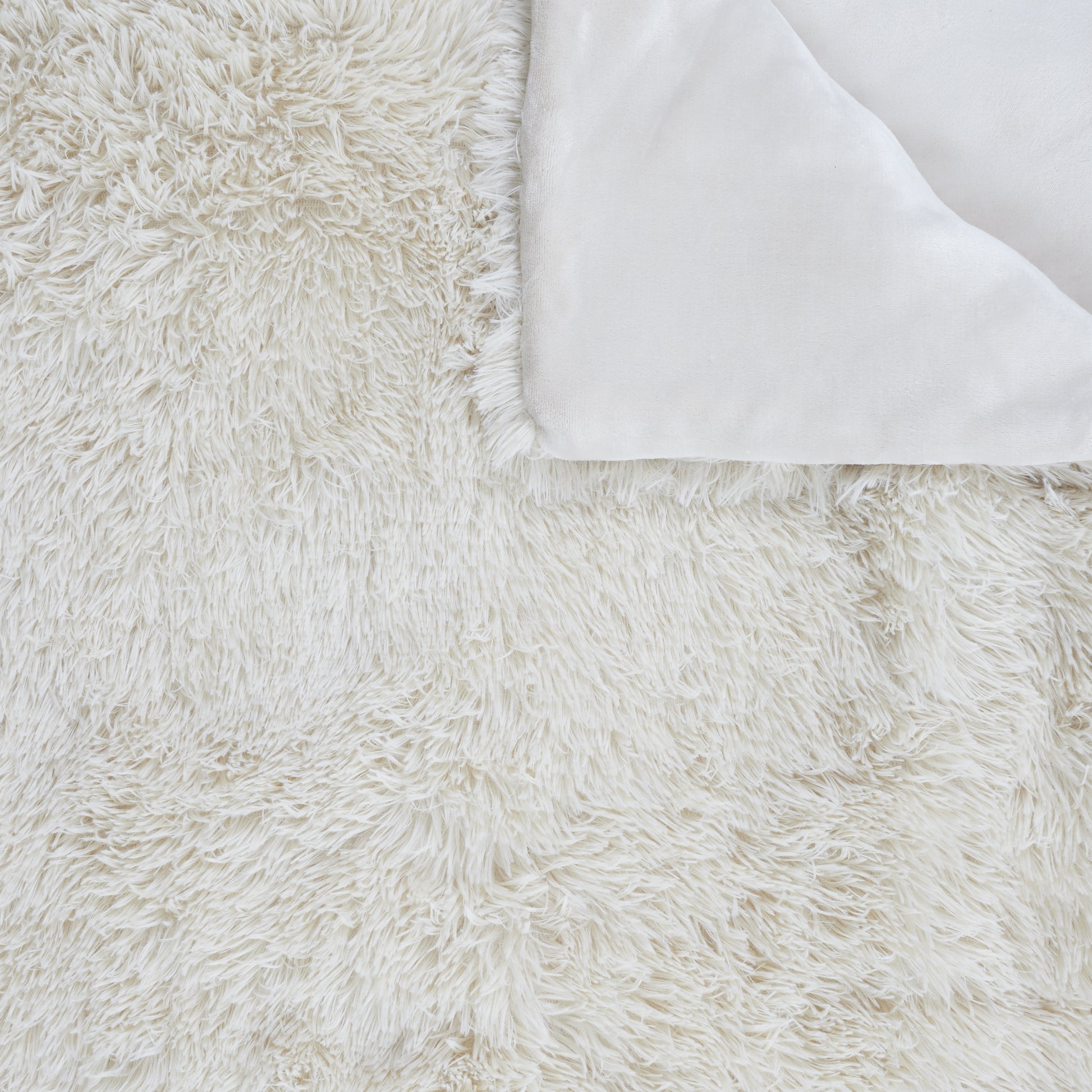 Couvre-lit poils longs beige 220x240 cm plié ZenPur, rangement pratique et couverture confortable