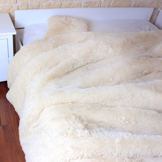 Couvre-lit poils longs beige ZenPur sur lit, jeté moelleux et élégant pour chambre cosy
