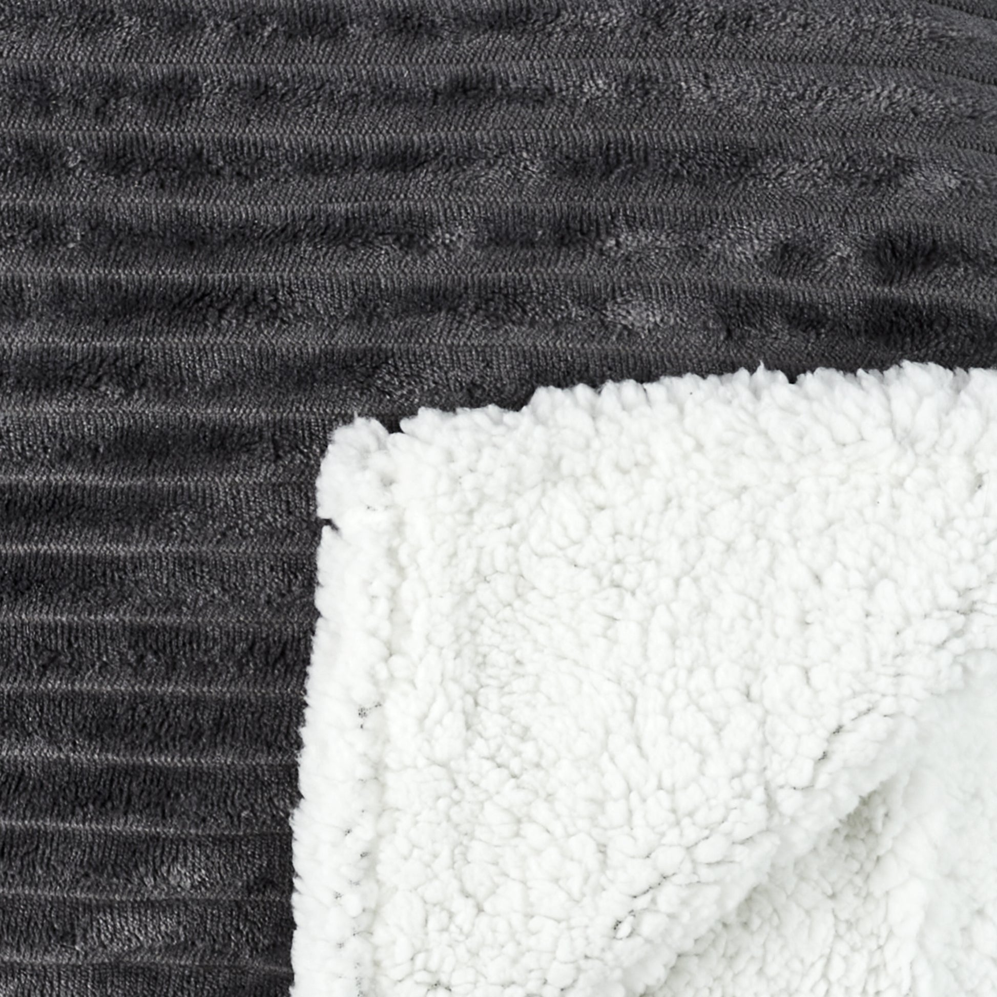 Détail de la flanelle côtelée et du Sherpa du plaid ZenPur, texture moelleuse et chaleureuse