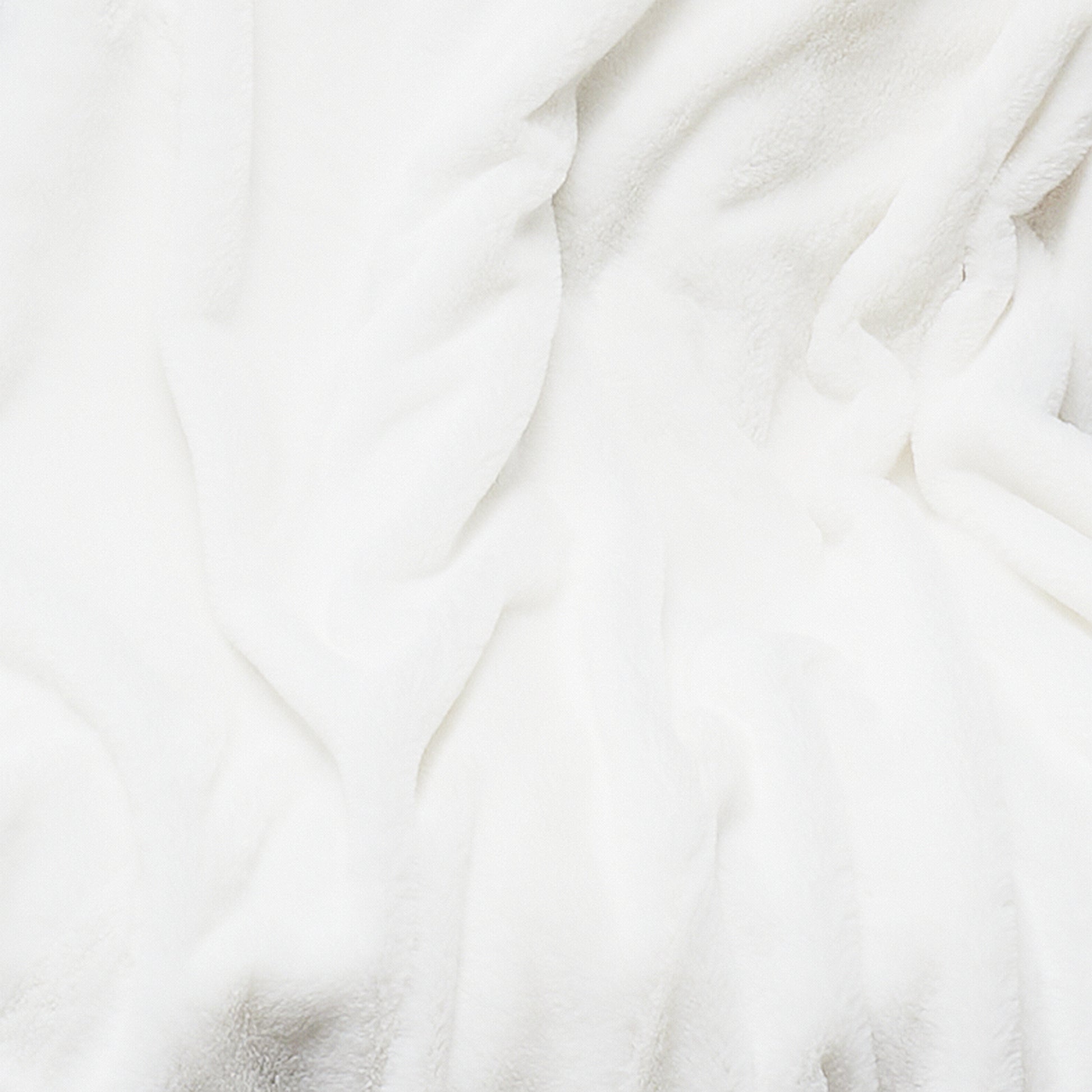 Détail de la texture en imitation fourrure écru du plaid ZenPur, doux et luxueux