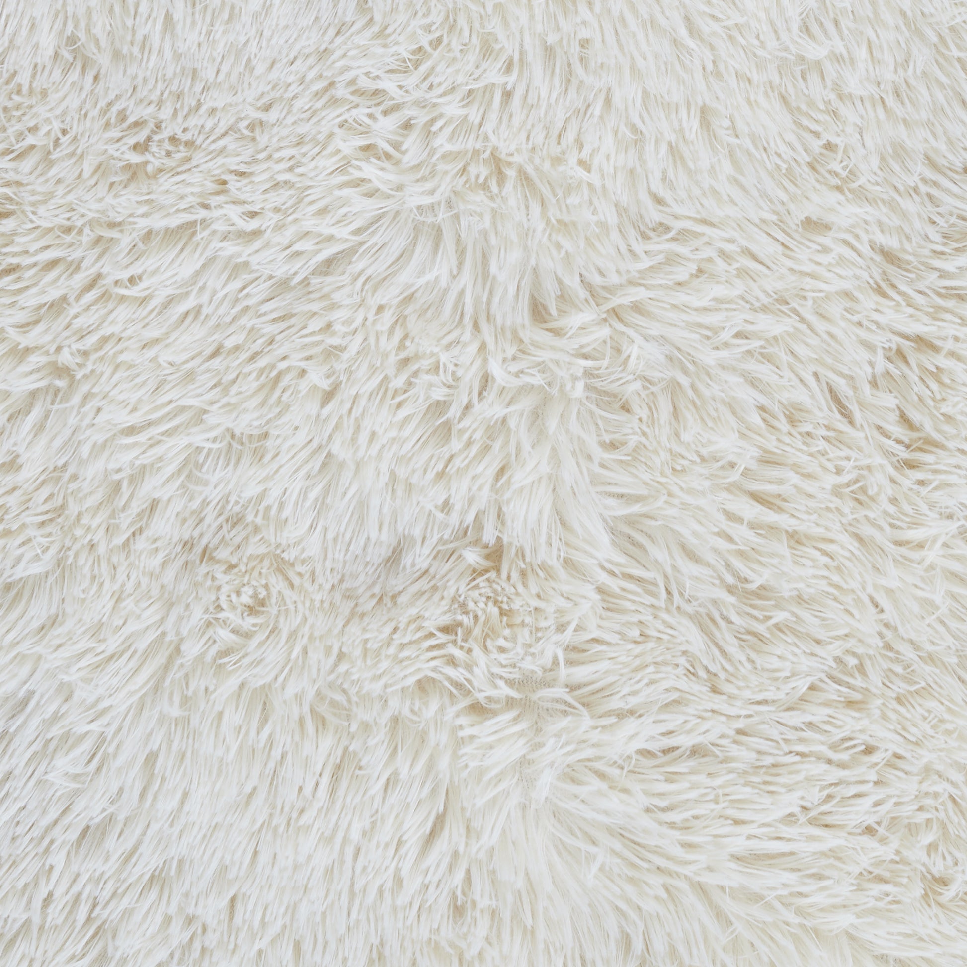 Détail du couvre-lit poils longs beige ZenPur, fibres douces et moelleuses pour confort optimal