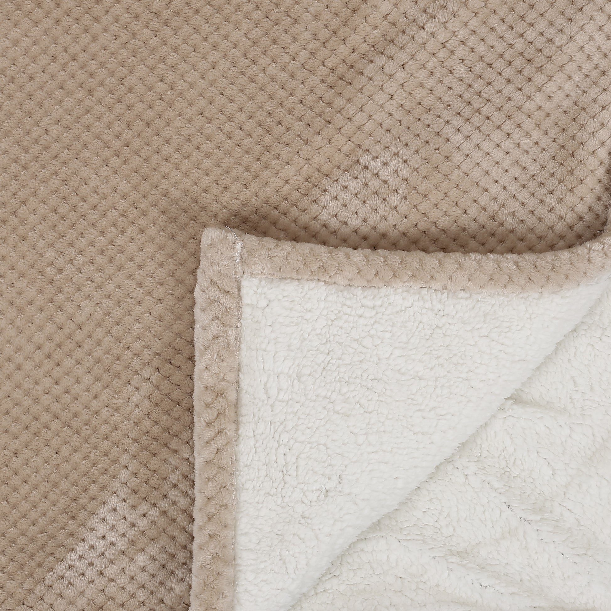 Détail du plaid XXL Nid d’Abeille Beige Sherpa ZenPur, texture douce nid d’abeille et intérieur Sherpa moelleux