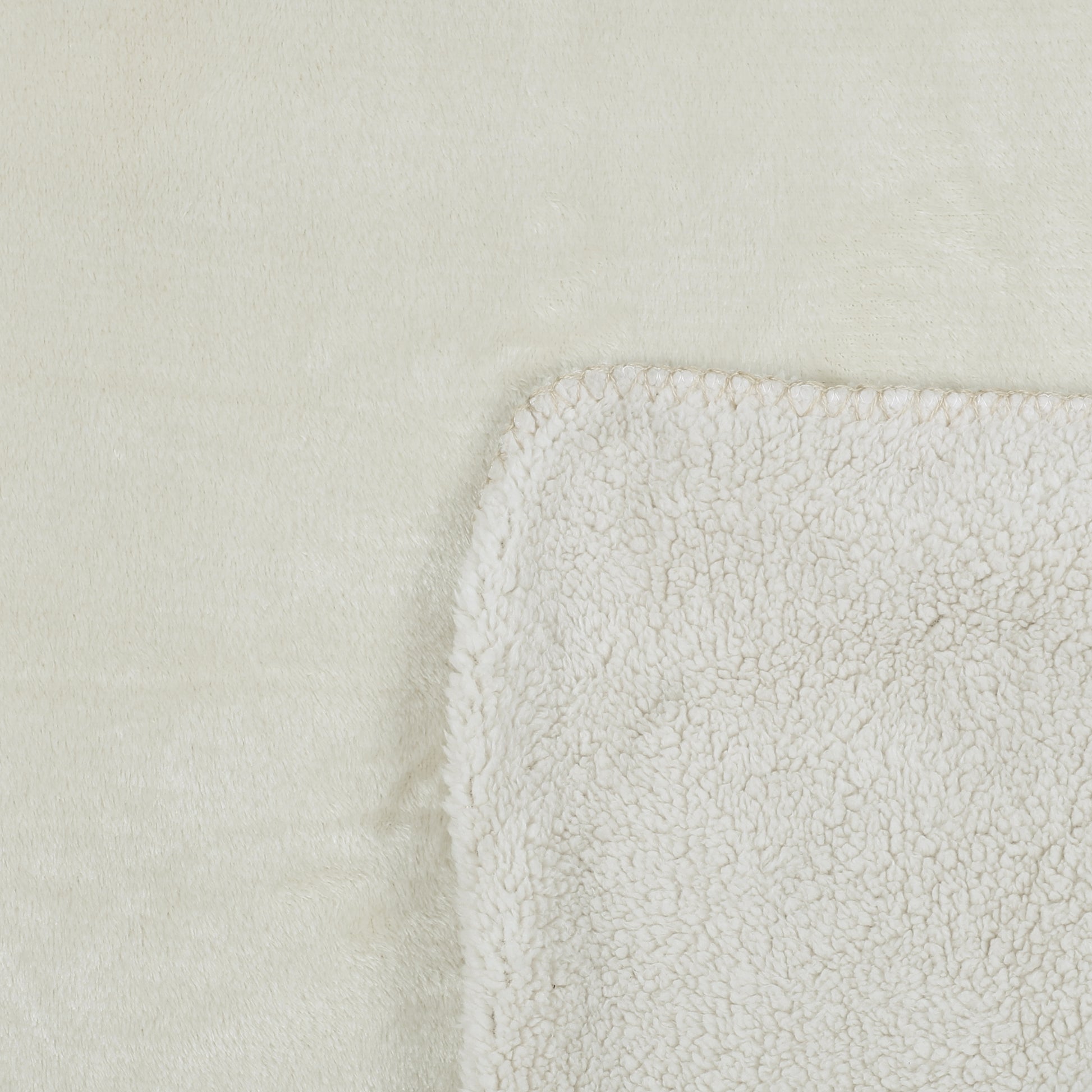 Détail du plaid en flanelle et Sherpa beige ZenPur, texture douce et moelleuse pour confort optimal