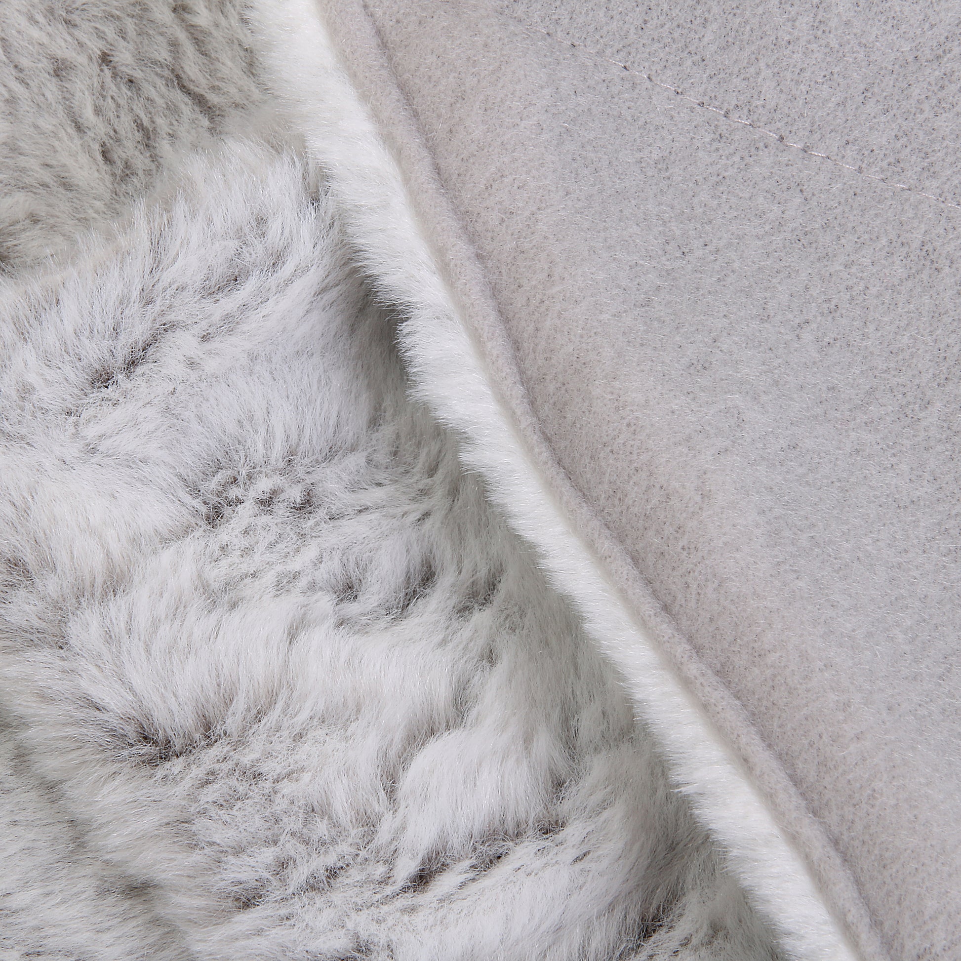 Détail du plaid luxueux ZenPur en imitation fourrure, matière douce et moelleuse pour confort premium