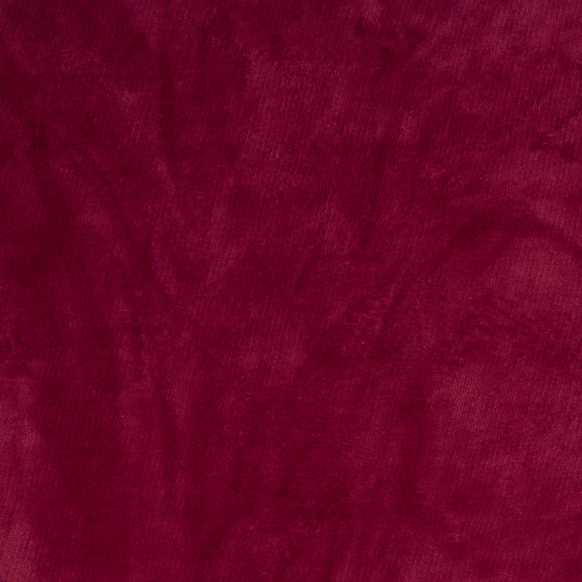 Détail du tissu rouge à motif plaid du poncho ZenPur, doux et élégant