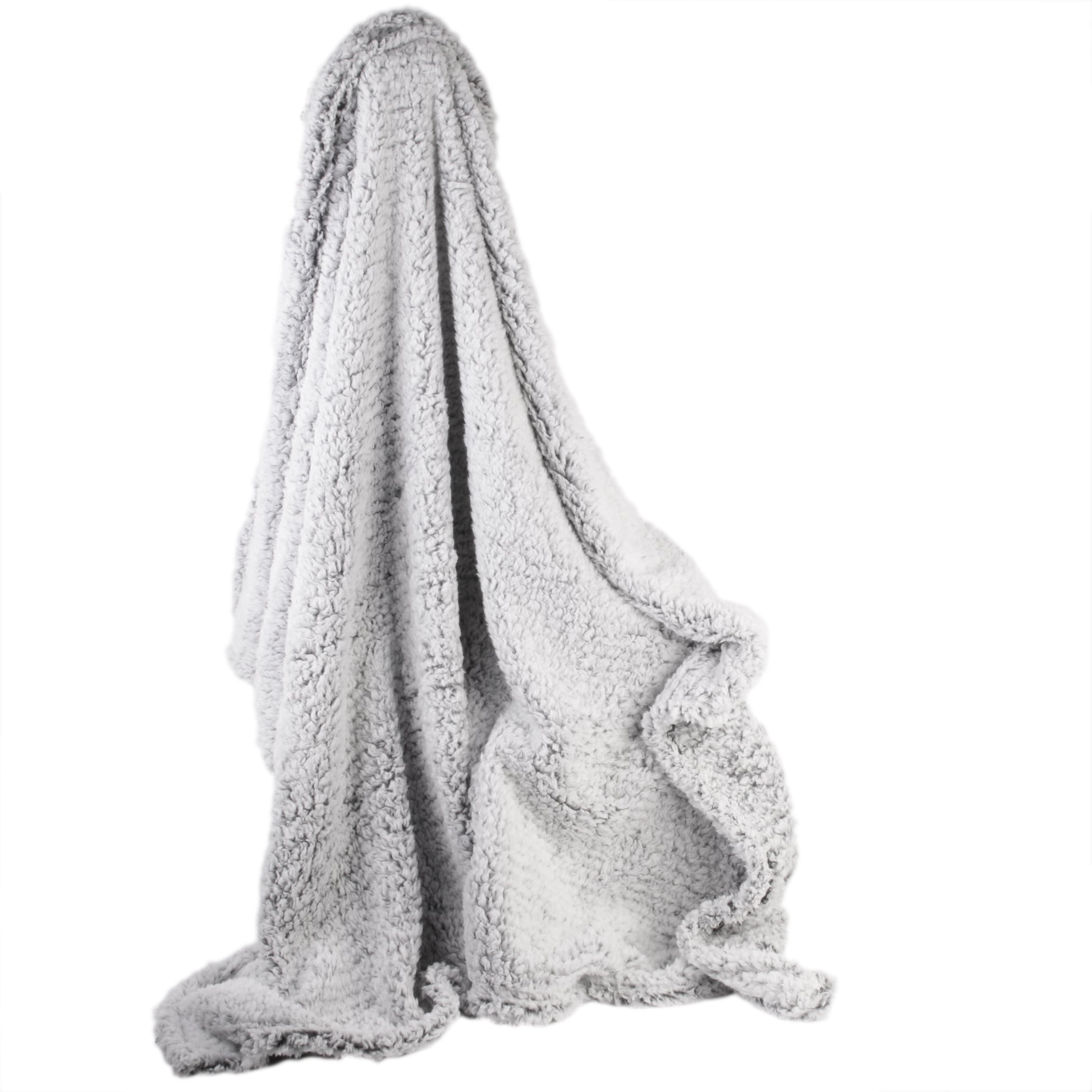 Gros plan sur la texture du plaid Sherpa gris, fibres moelleuses et chaleur optimale