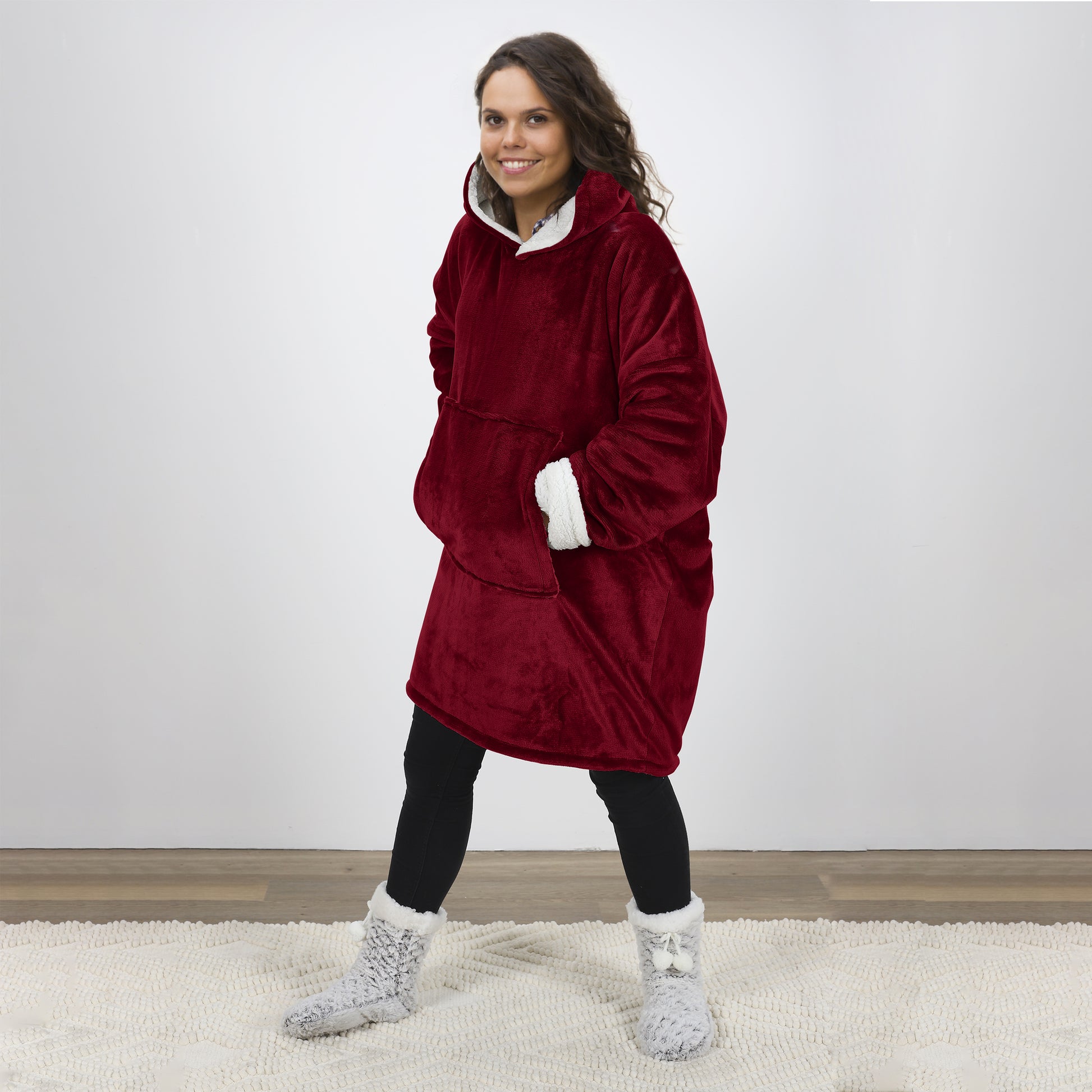 Personne portant le sweat à capuche rouge ZenPur intérieur Sherpa dans un look cosy et décontracté