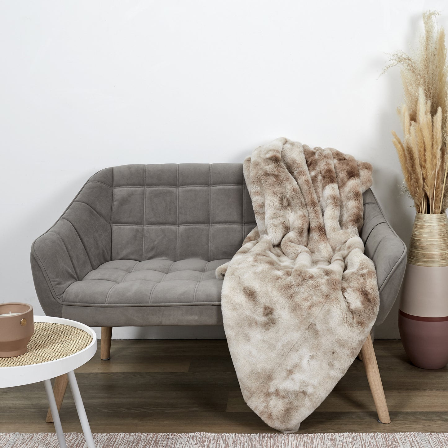 Plaid ZenPur en imitation fourrure marron, idéal pour se réchauffer et apporter style au salon ou à la chambre