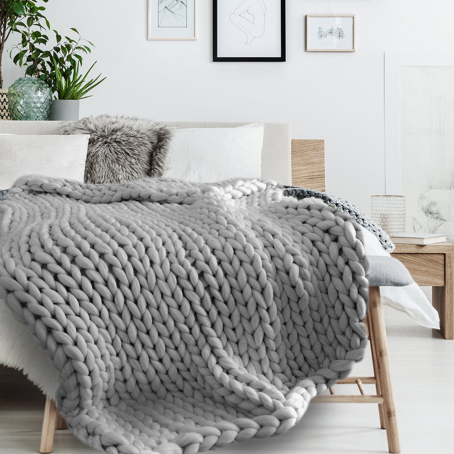 Plaid chunky grosse maille posé sur un lit, jeté décoratif chaleureux et cosy
