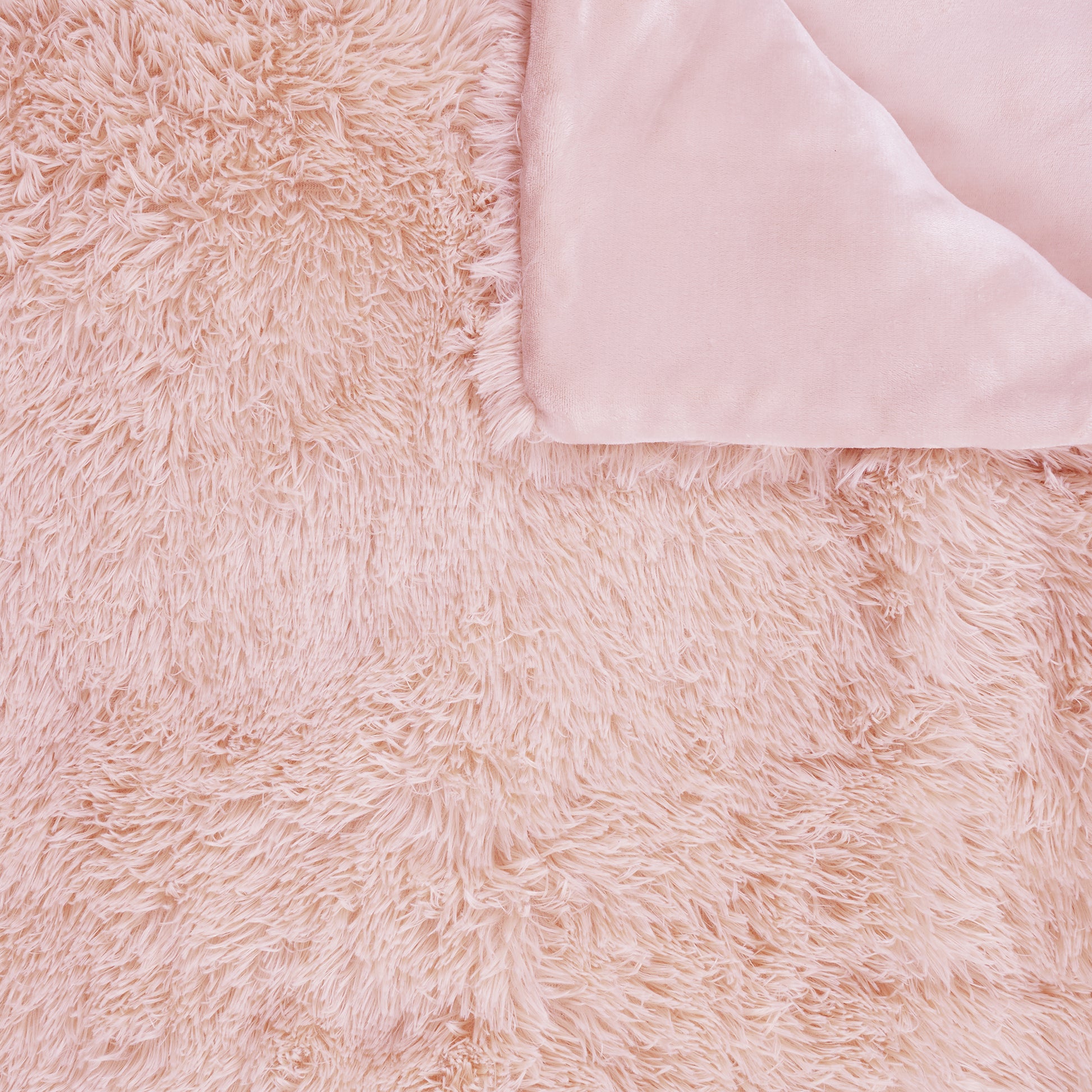 Vue latérale du couvre-lit en peluche à poils longs rose ZenPur, volume généreux et design raffiné